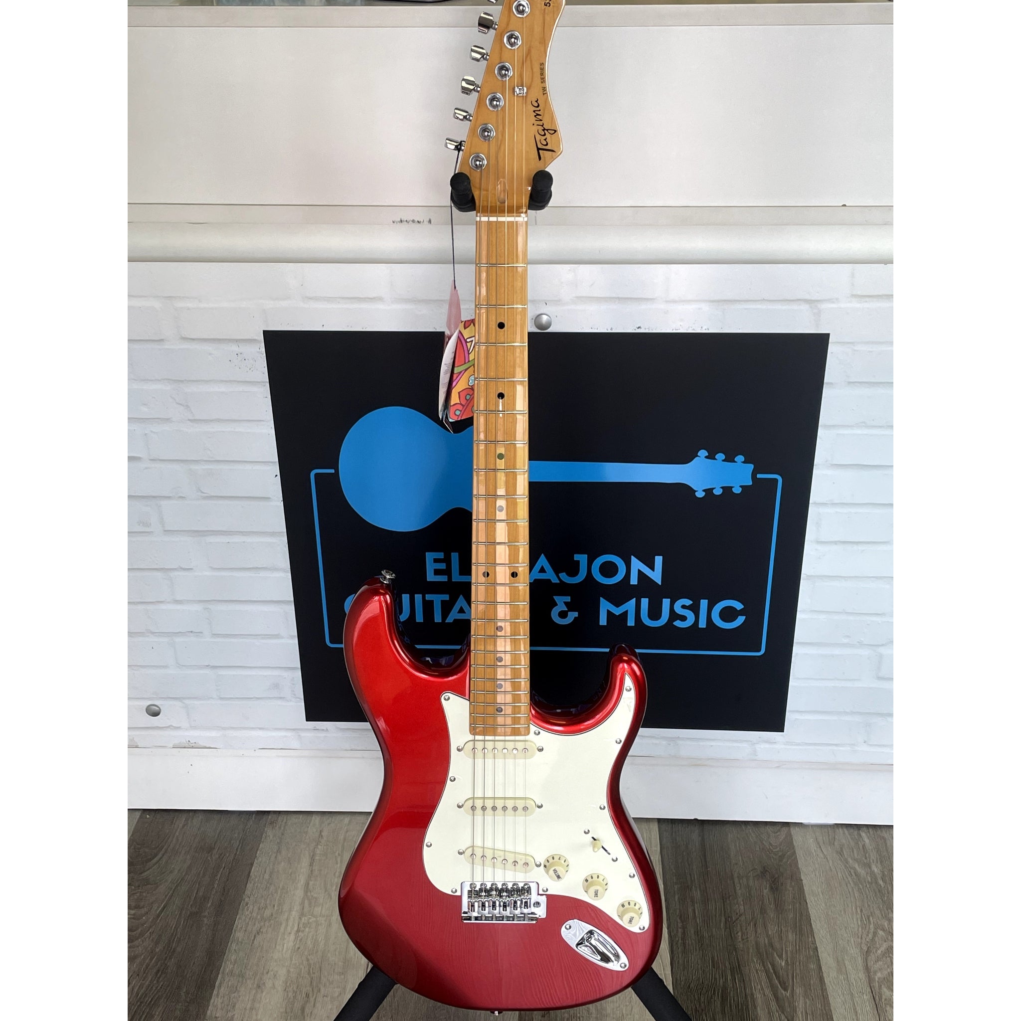 Tagima TG-530 — S-Style, Basswood/Maple, 3× Single-Coil, Tremolo