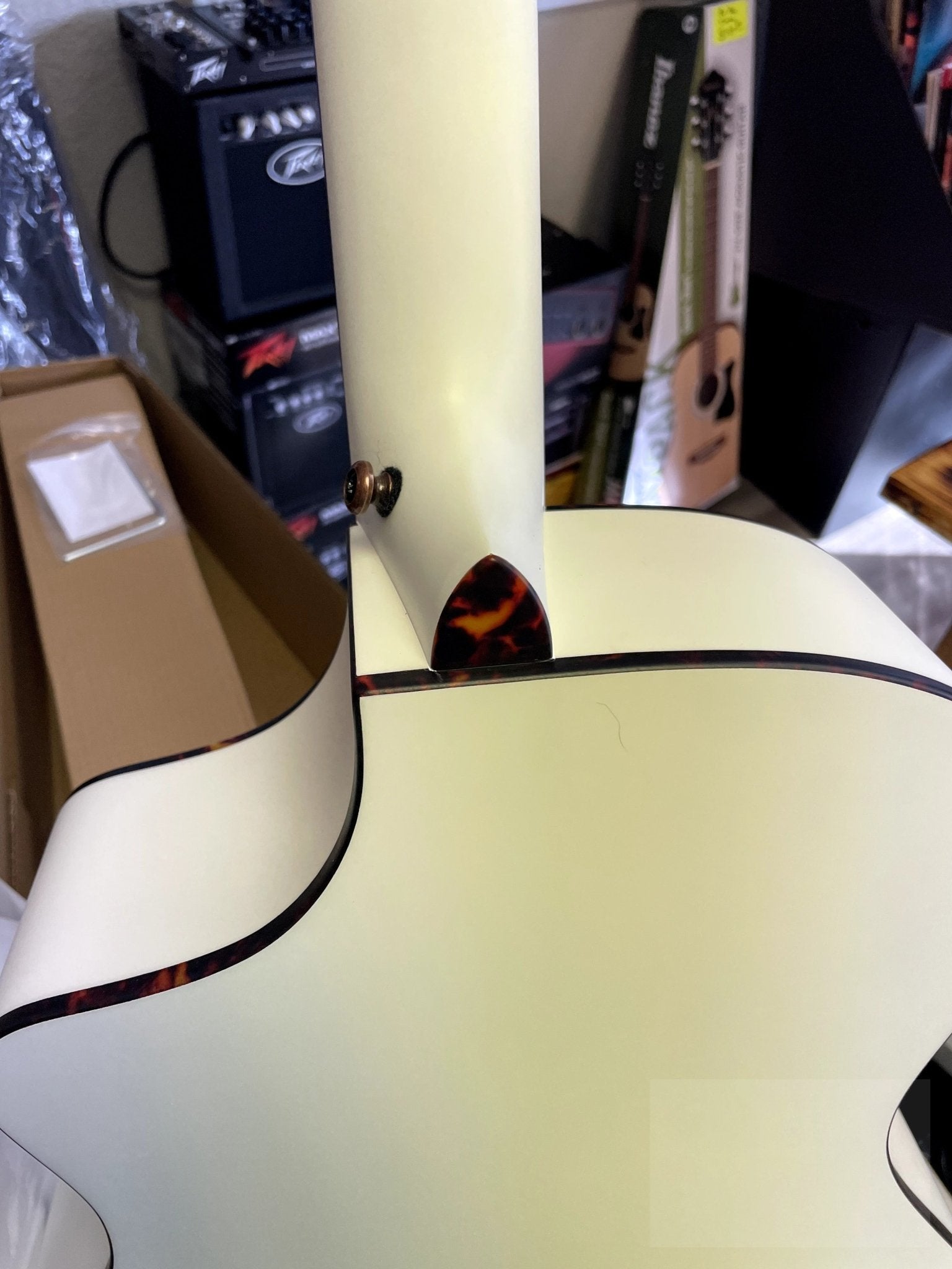 Breedlove European Spruce - African Mahogany Discovery S Concert Satin White CE - El Cajon Guitars and Music