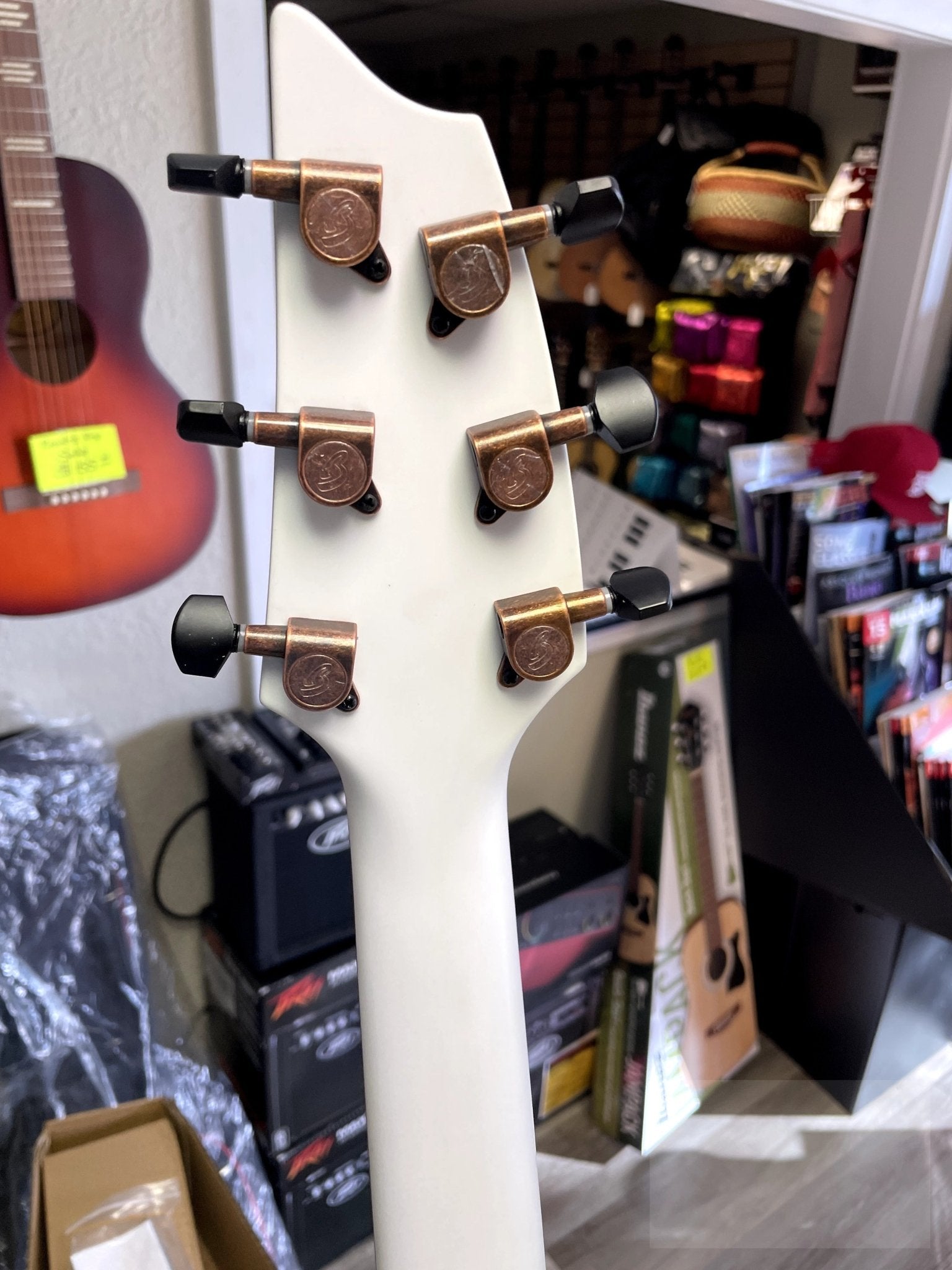 Breedlove European Spruce - African Mahogany Discovery S Concert Satin White CE - El Cajon Guitars and Music