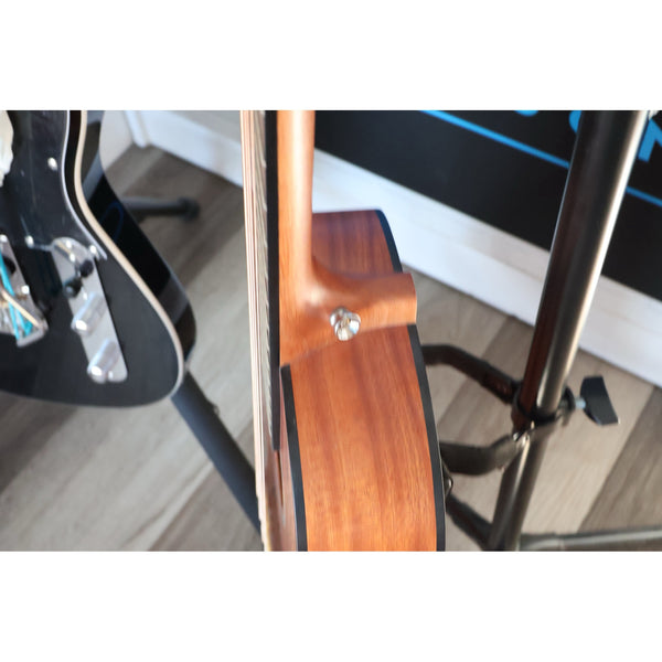 Córdoba Mini II Bass MH-E side view with output jack and strap button