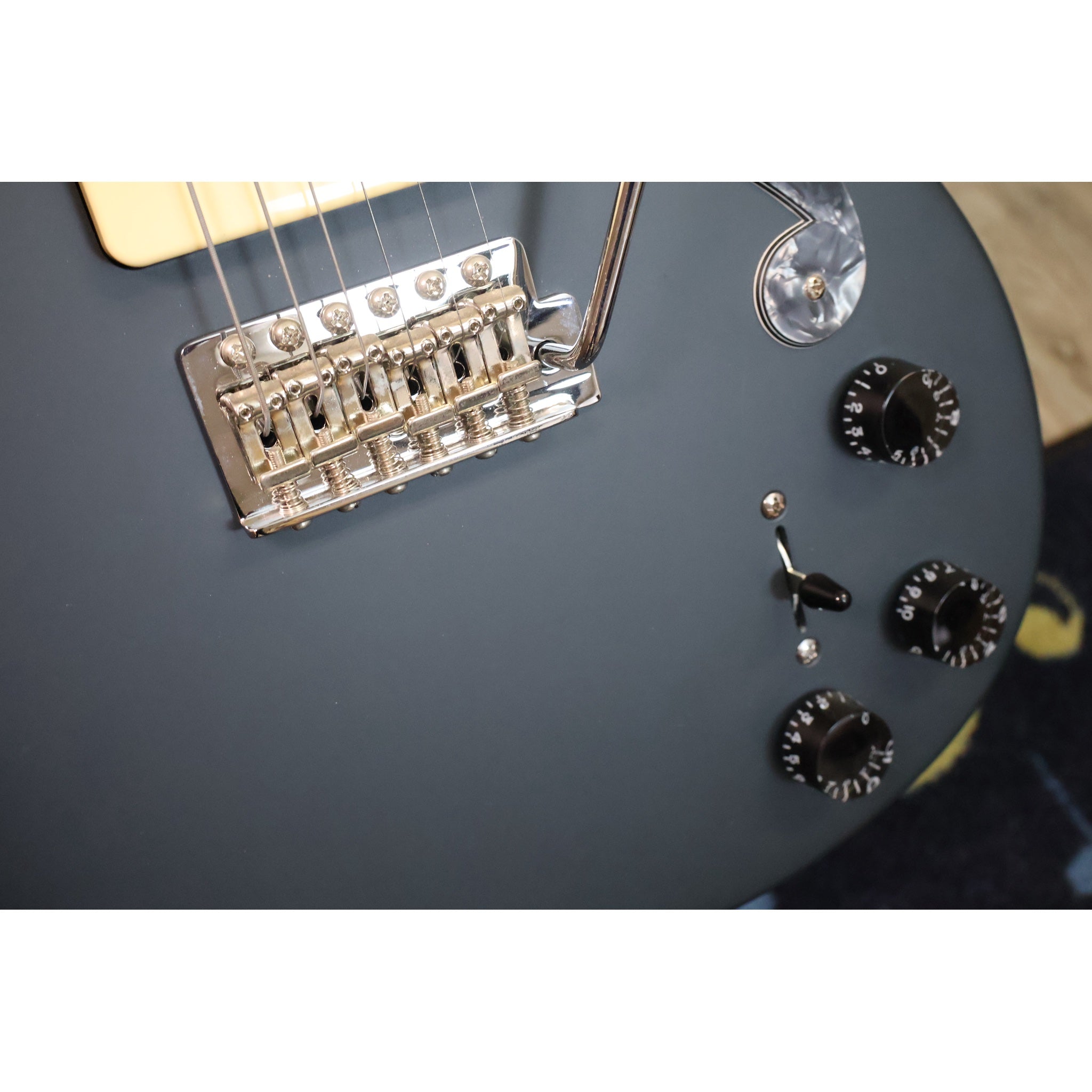 D'Angelico Premier Bob Weir Bedford controls: volume, tone, blender knob and 5-way switch