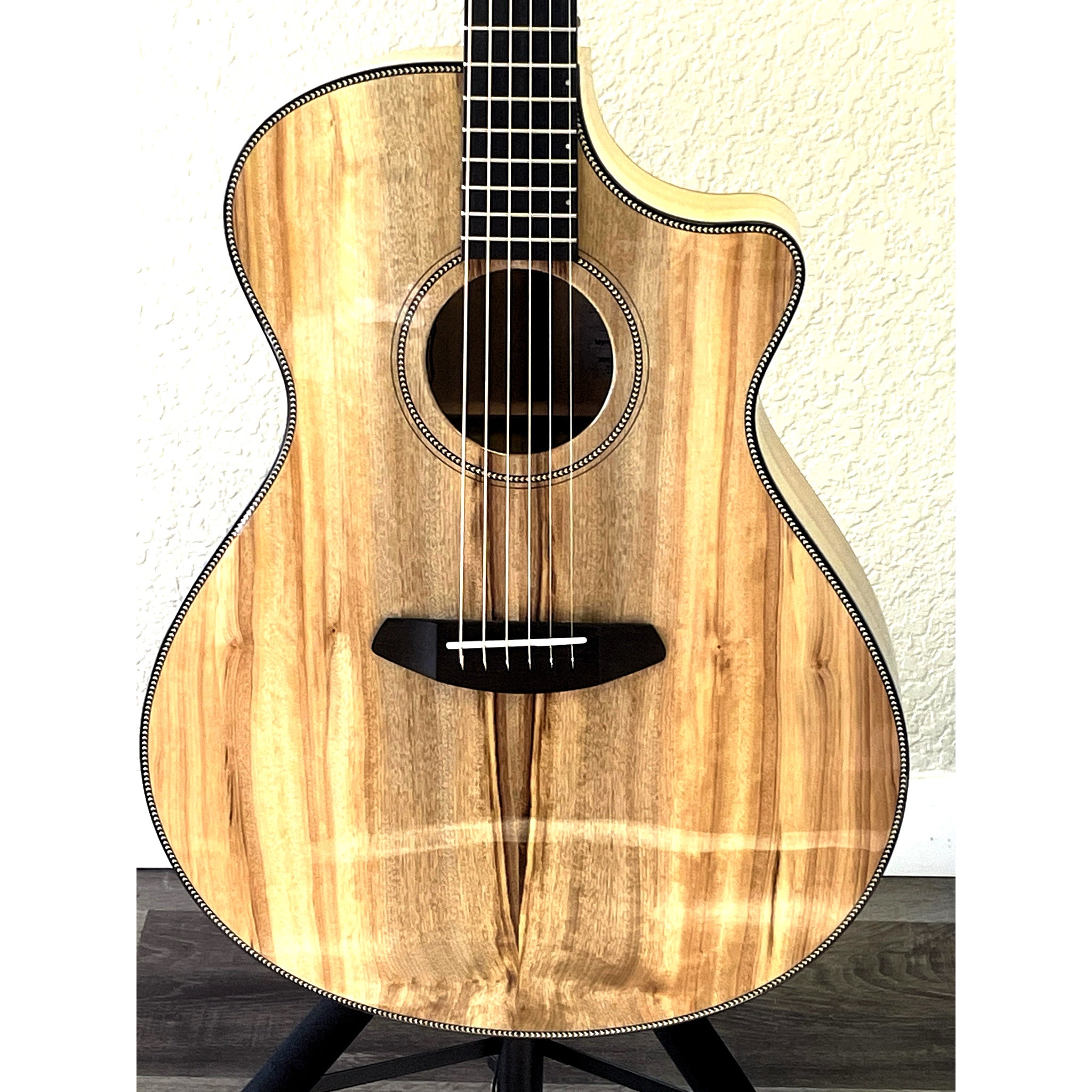 Full front view of Breedlove Oregon Dreadnought Concerto CE showing the distinctive solid Myrtlewood top grain – serial 30844