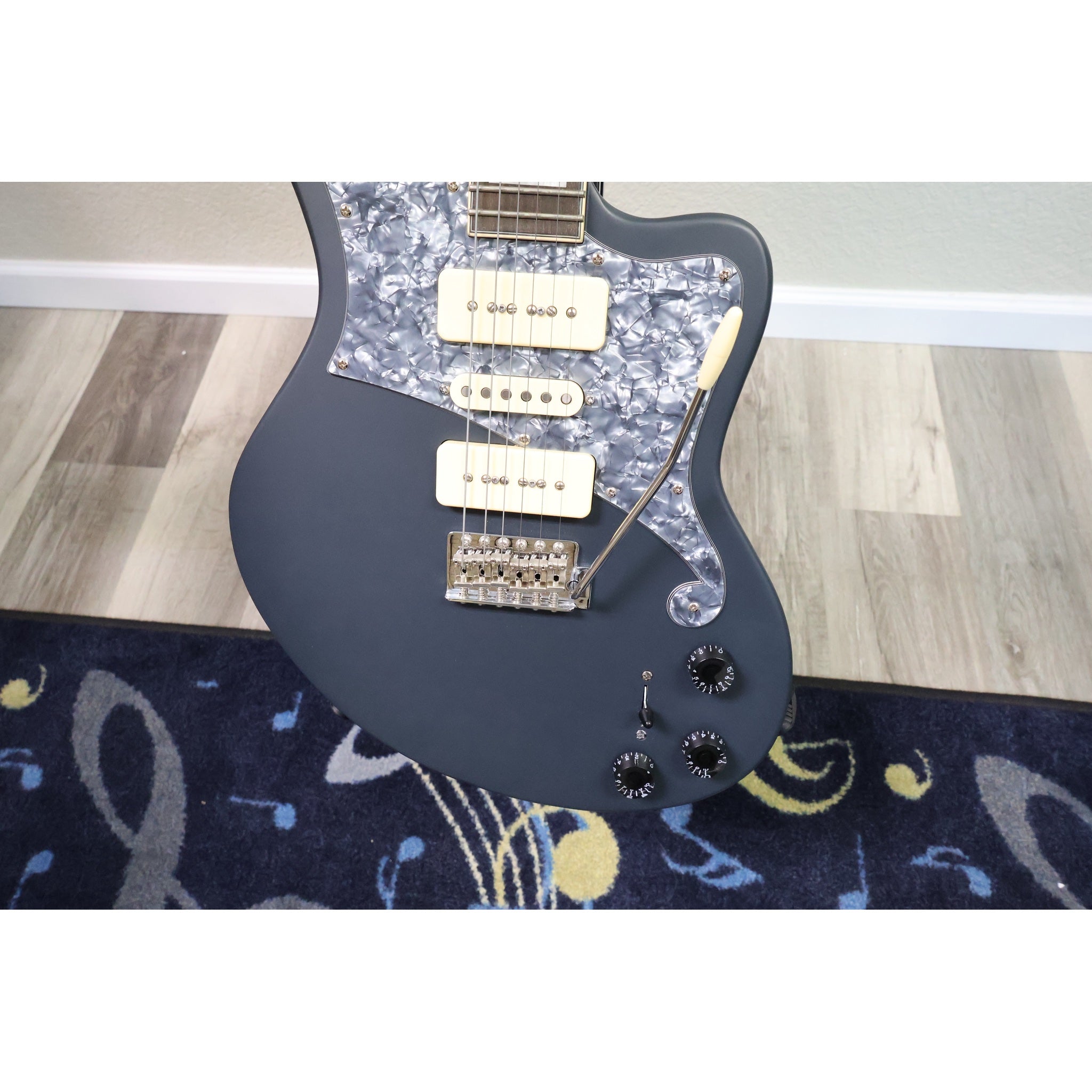D'Angelico Premier Bob Weir Bedford stacked P-90 pickups, SC-101 middle pickup and 6-point tremolo