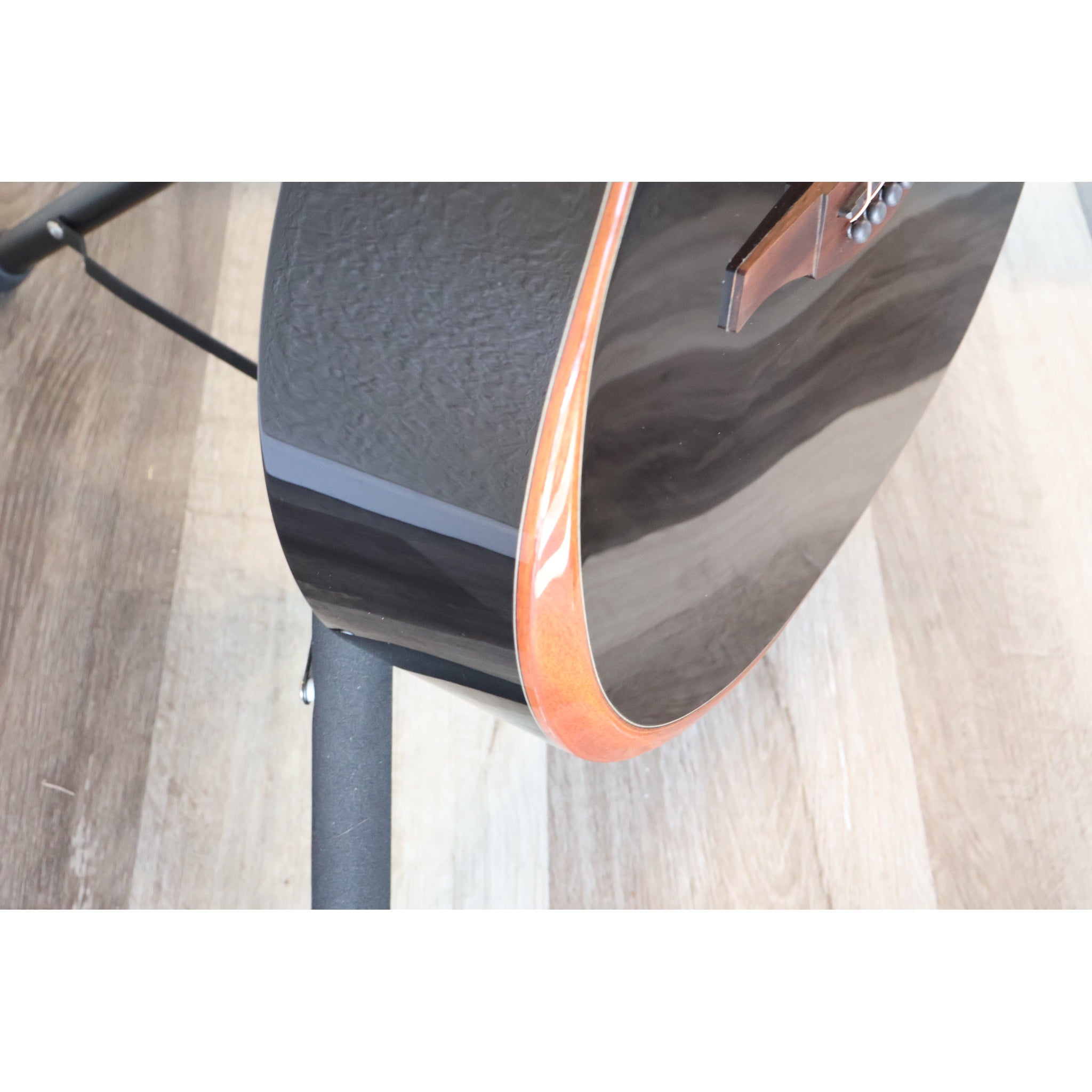 Bevel of the Lâg Tramontane Special T118 Auditorium Bevel Cutaway Acoustic-Electric Guitar in black makes it a very comfortable guitar to play.