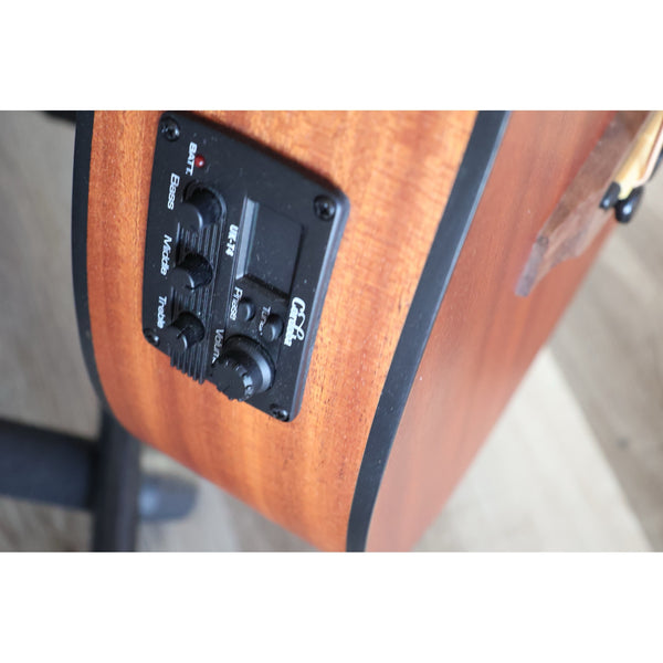 Córdoba Mini II Bass MH-E MB103 pickup preamp and controls
