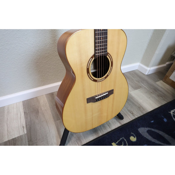 Teton STG110NT grand concert body angled front view, Sitka spruce top and ovangkol side