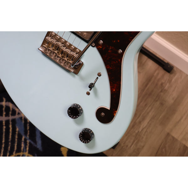 D'Angelico Premier Bedford SH Sky Blue volume and tone knobs, 5-way switch and tremolo bridge close-up