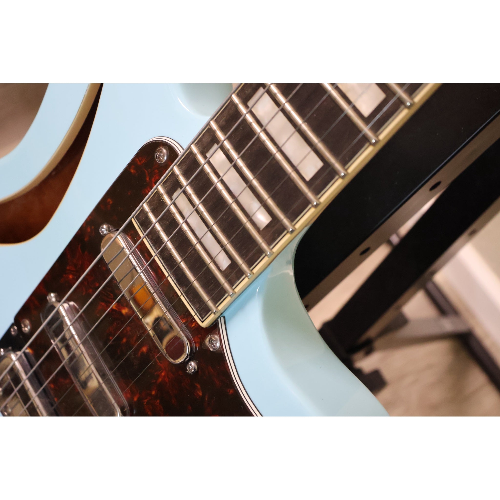 D'Angelico Premier Bedford SH ovangkol fingerboard with pearloid block inlays and neck single-coil