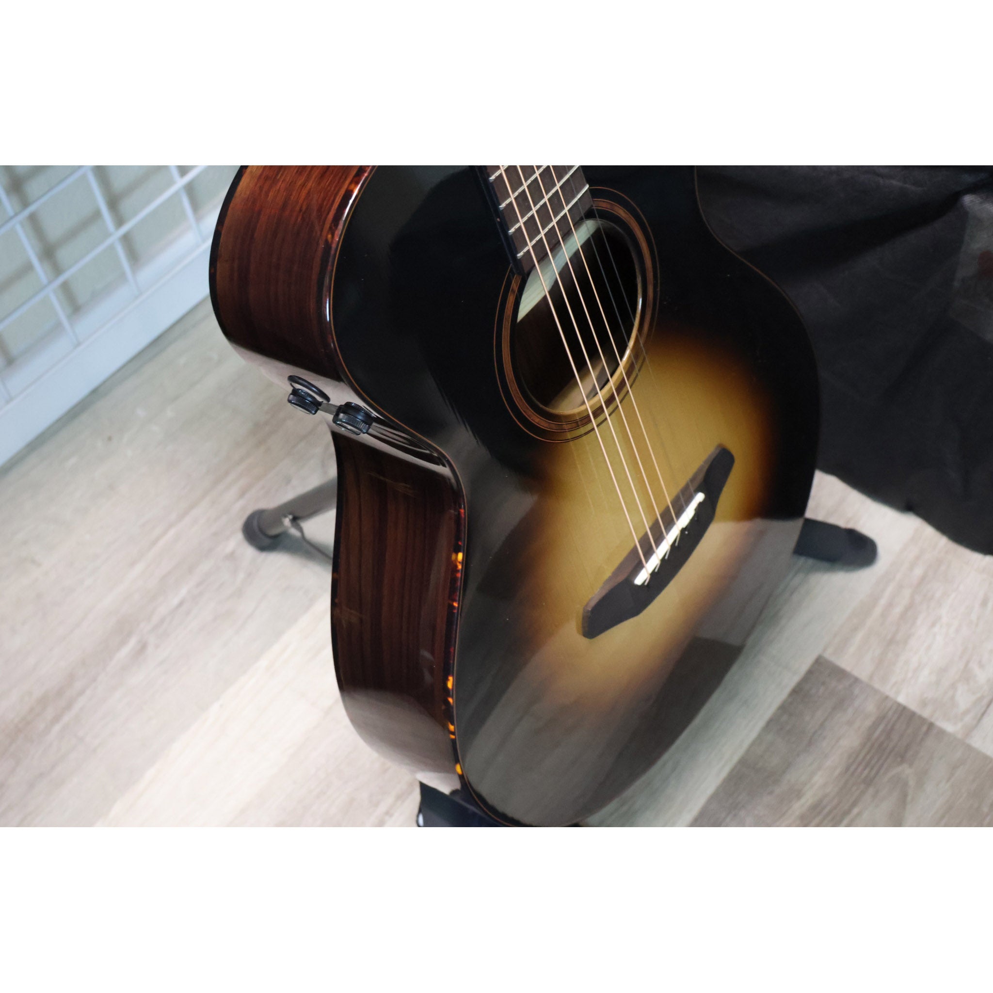 Breedlove Performer Pro Concertina Acoustic-Electric – Tobacco Burst | European Spruce / Rosewood | Fishman Flex Plus-T | Hardshell Case Included