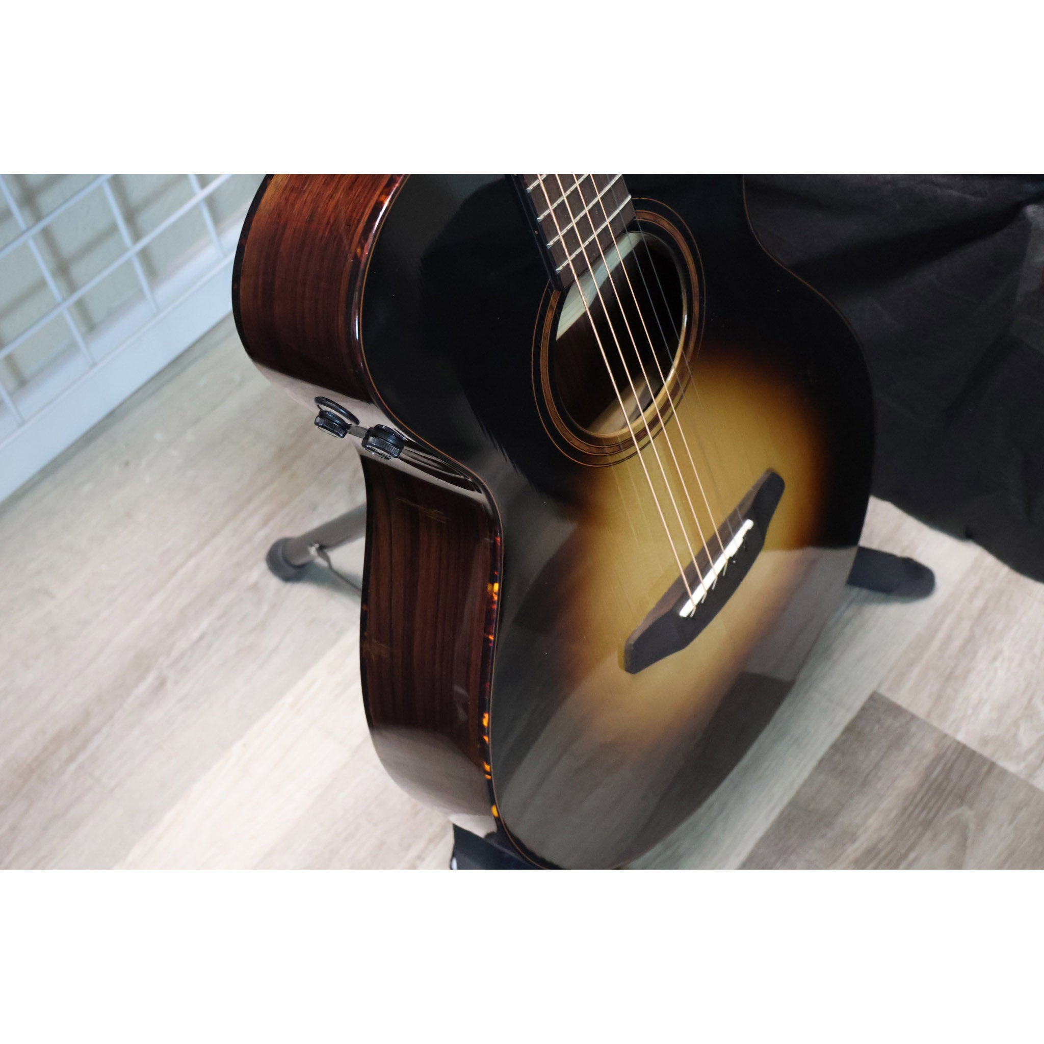 Breedlove Performer Pro Concertina Acoustic-Electric – Tobacco Burst | European Spruce / Rosewood | Fishman Flex Plus-T | Hardshell Case Included
