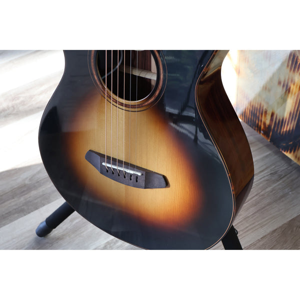 Breedlove Performer Pro Concertina Acoustic-Electric – Tobacco Burst | European Spruce / Rosewood | Fishman Flex Plus-T | Hardshell Case Included