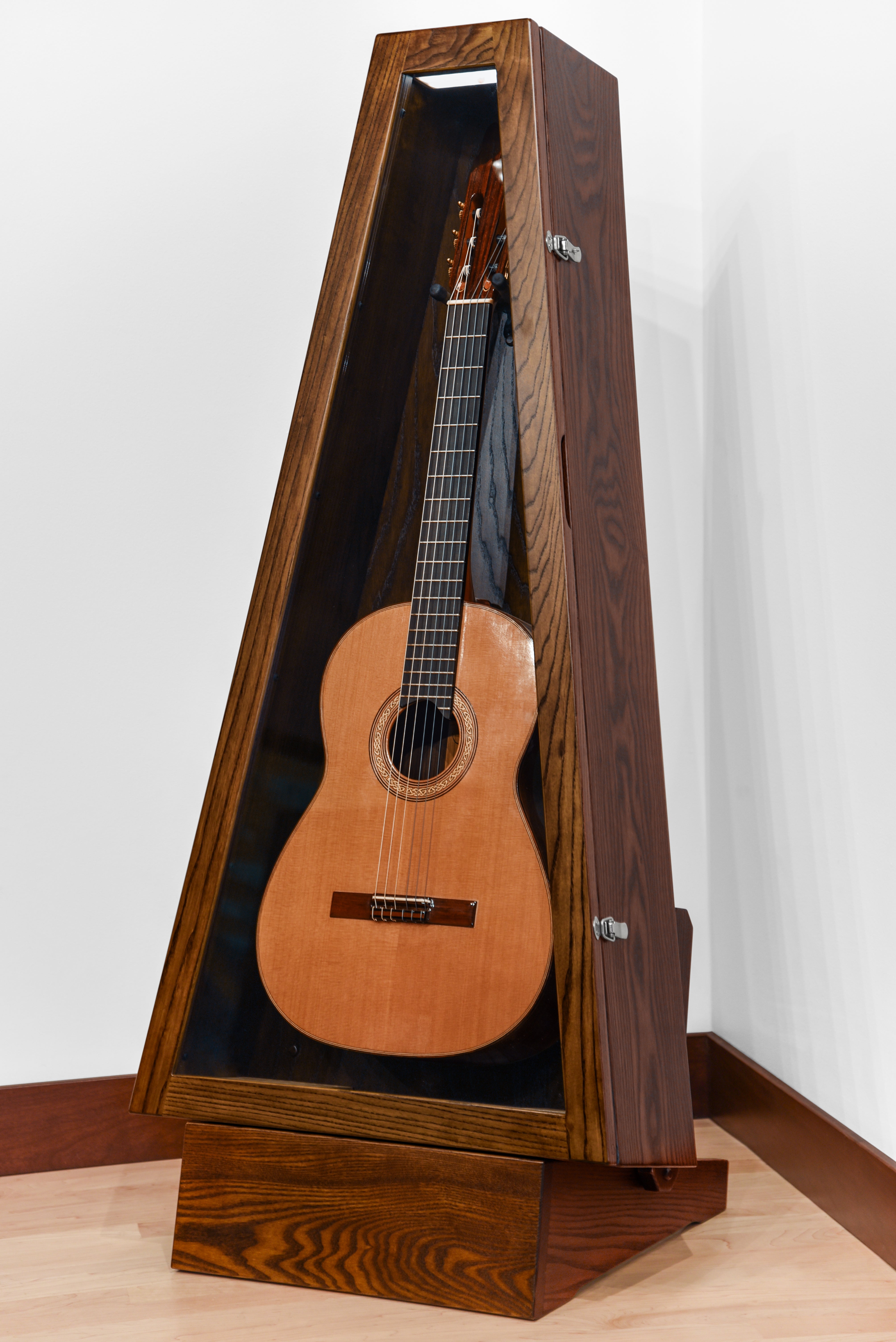 ClimaStand Triangle Humidor with Base - Northern White Ash with Rich Tobacco Stain