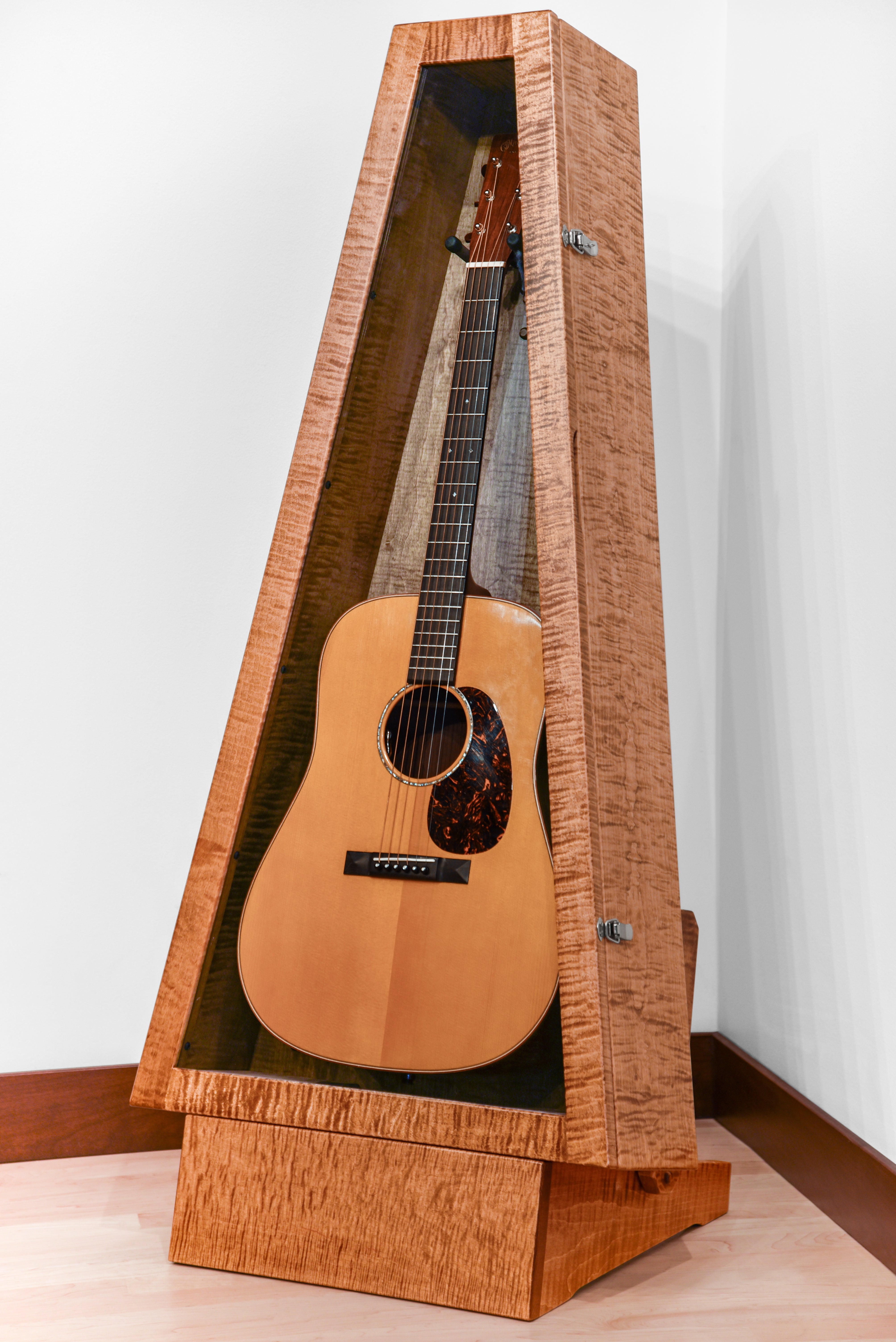 ClimaStand Triangle Humidor with Base - Flamed Maple With Provincial Stain