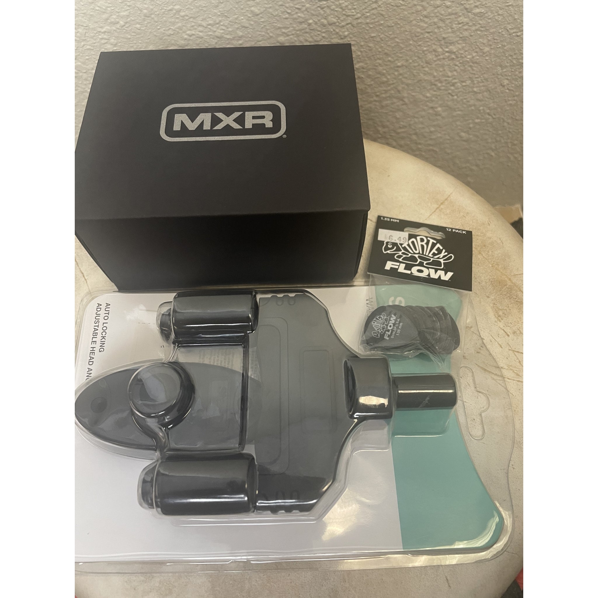 MXR Bass Synth Pedal (MB301) – Holiday Bundle w/ Stagg Wall Hanger & Tortex Flow Picks