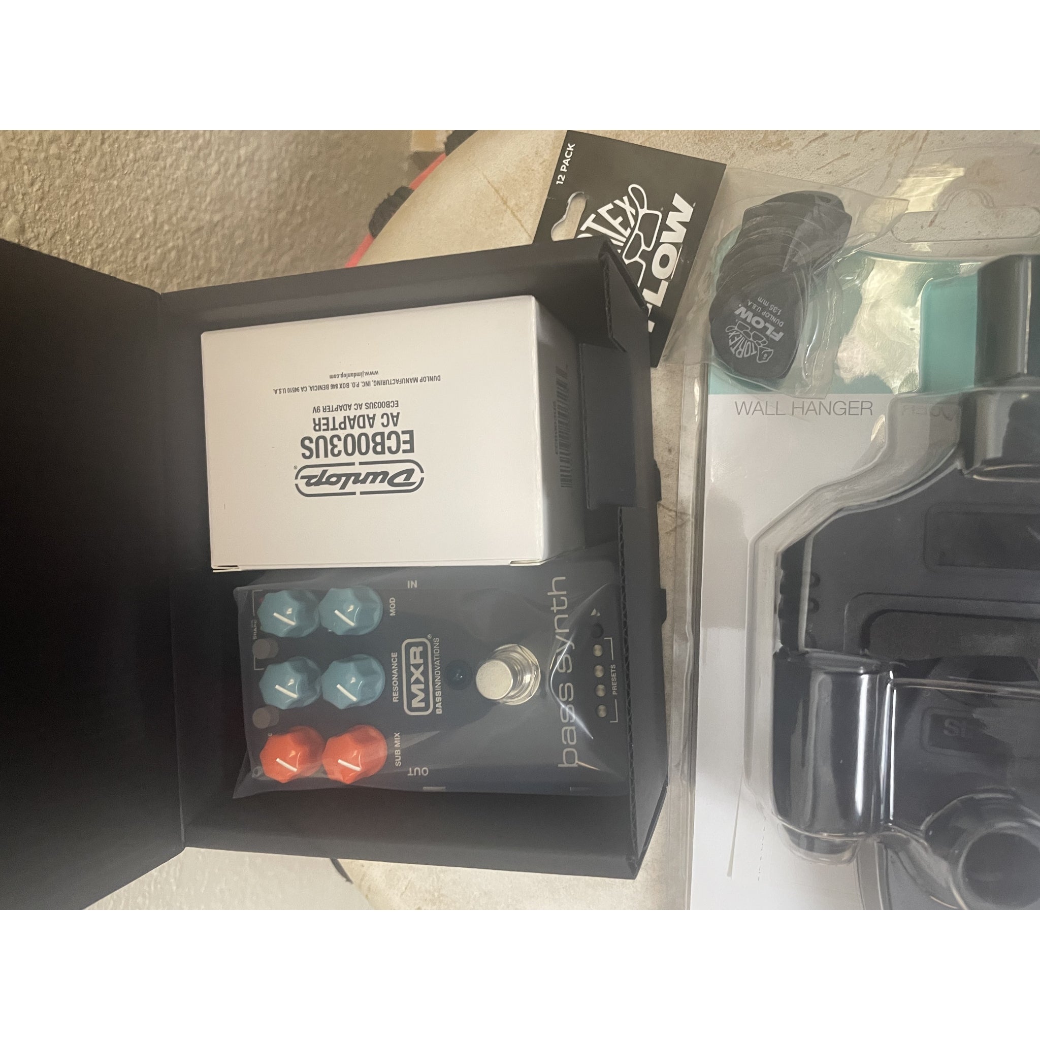 MXR Bass Synth Pedal (MB301) – Holiday Bundle w/ Stagg Wall Hanger & Tortex Flow Picks