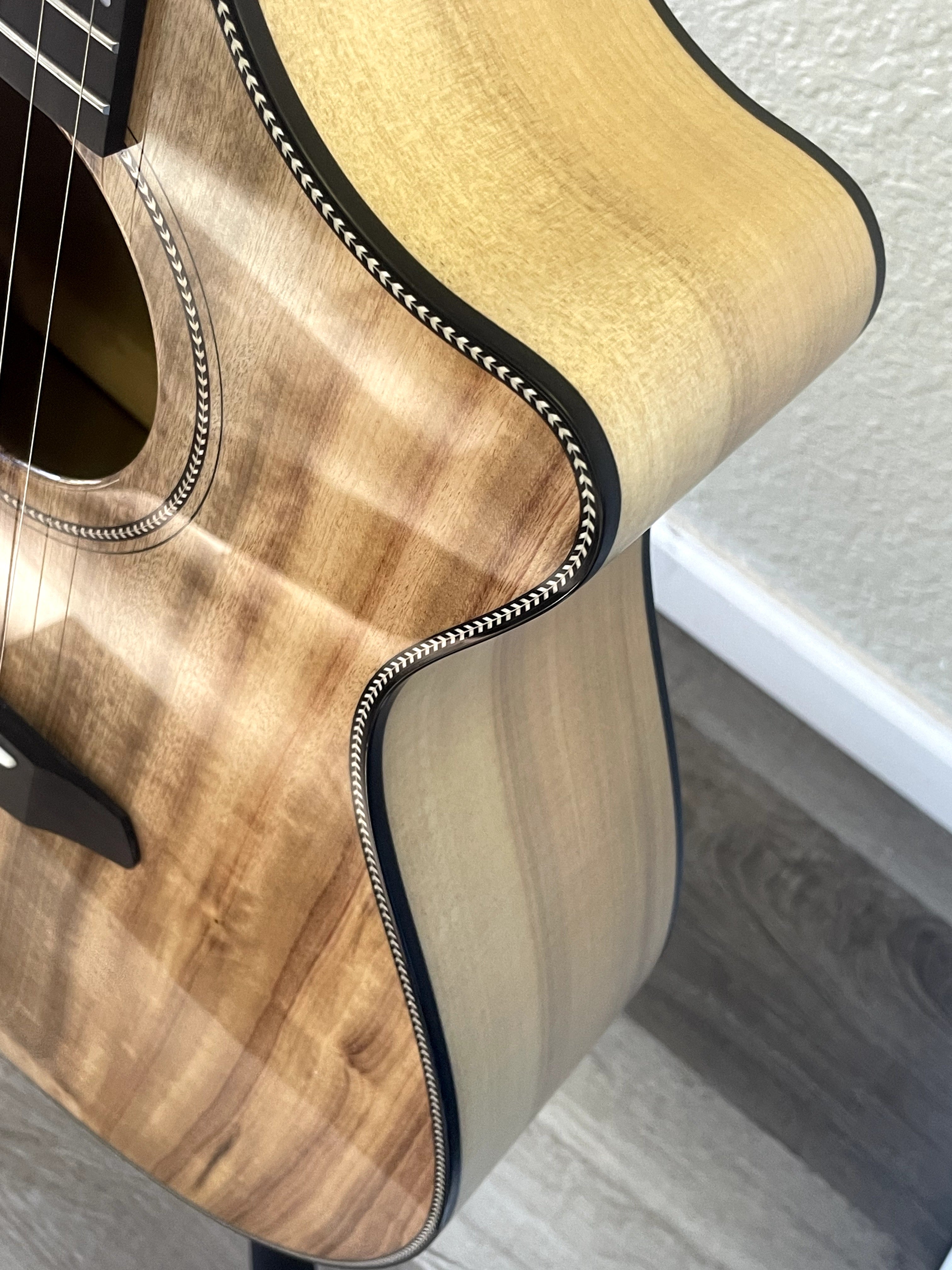 Oregon Dreadnought Concerto CE Myrtlewood-Myrtlewood with Deluxe Breedlove Case