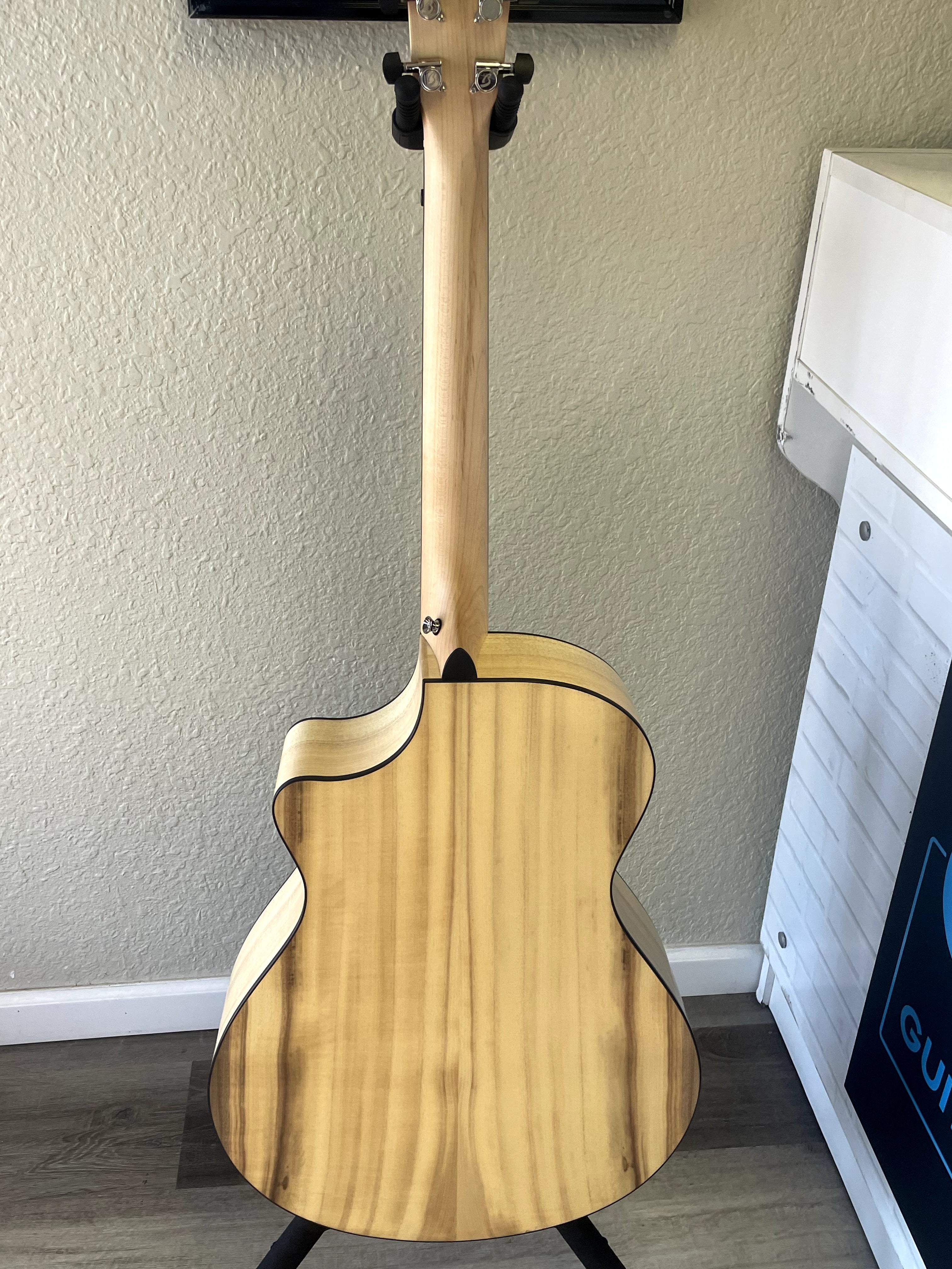 Oregon Dreadnought Concerto CE Myrtlewood-Myrtlewood with Deluxe Breedlove Case