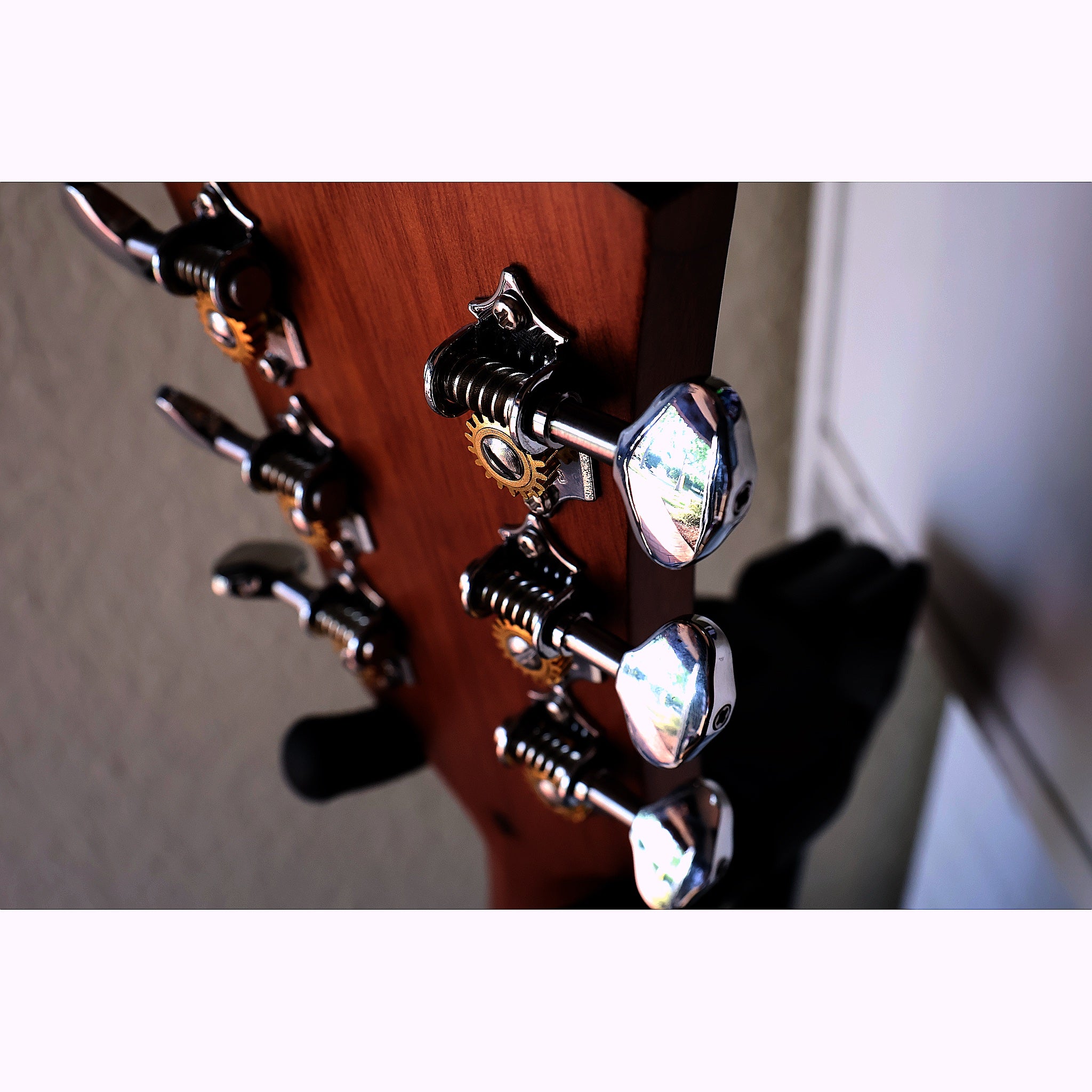 Guild OM-320 NAT Solid Top Orchestra Acoustic Guitar