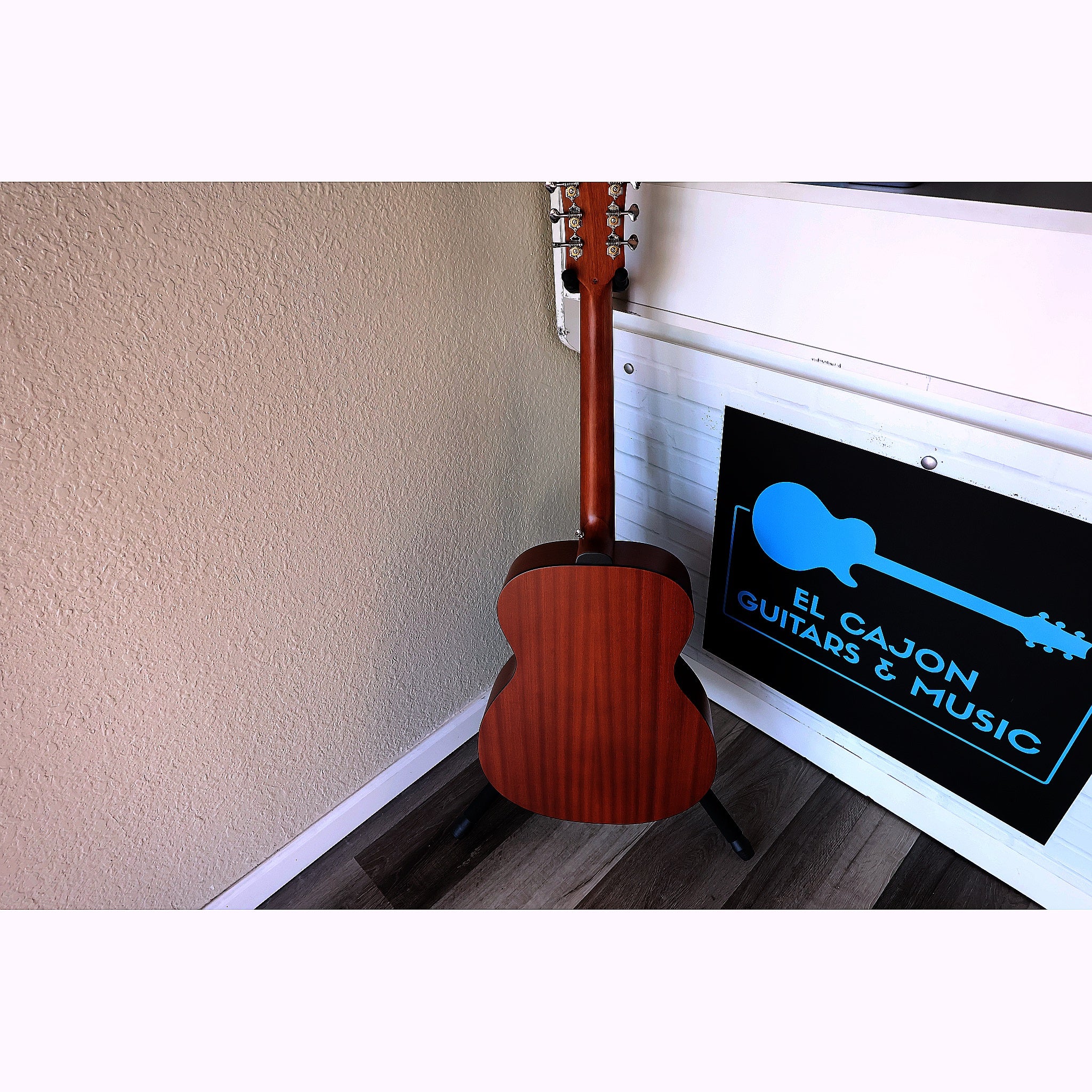 Guild OM-320 NAT Solid Top Orchestra Acoustic Guitar