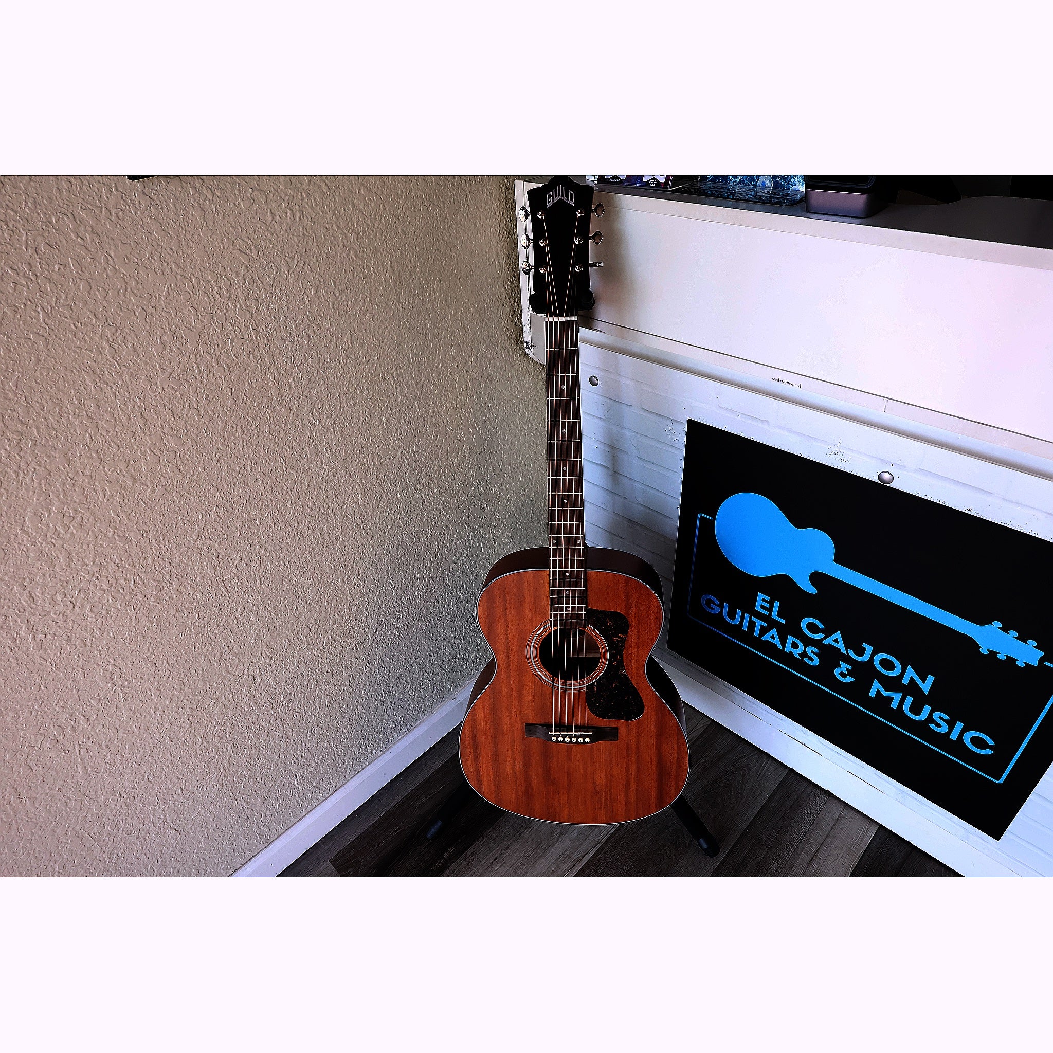 Guild OM-320 NAT Solid Top Orchestra Acoustic Guitar