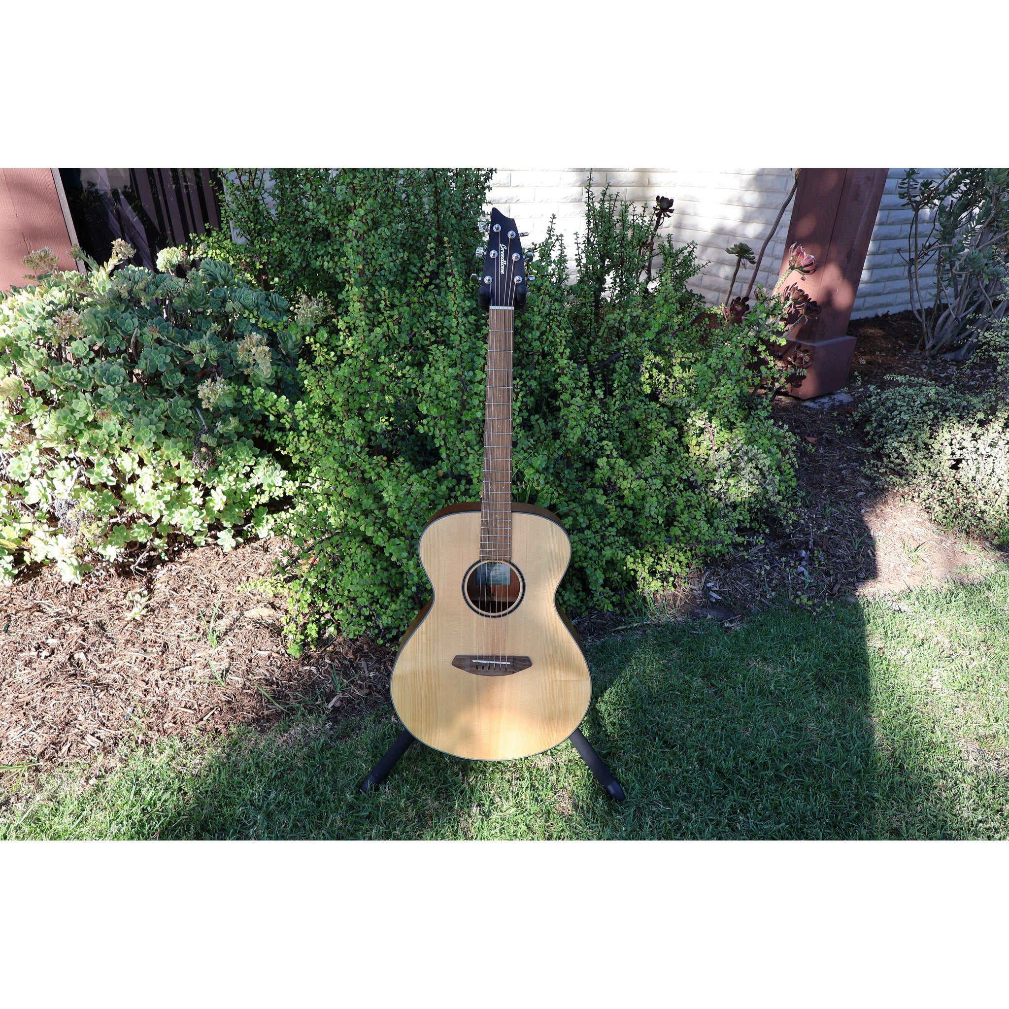 Breedlove Discovery S Concert Acoustic-Electric Guitar – Natural Satin