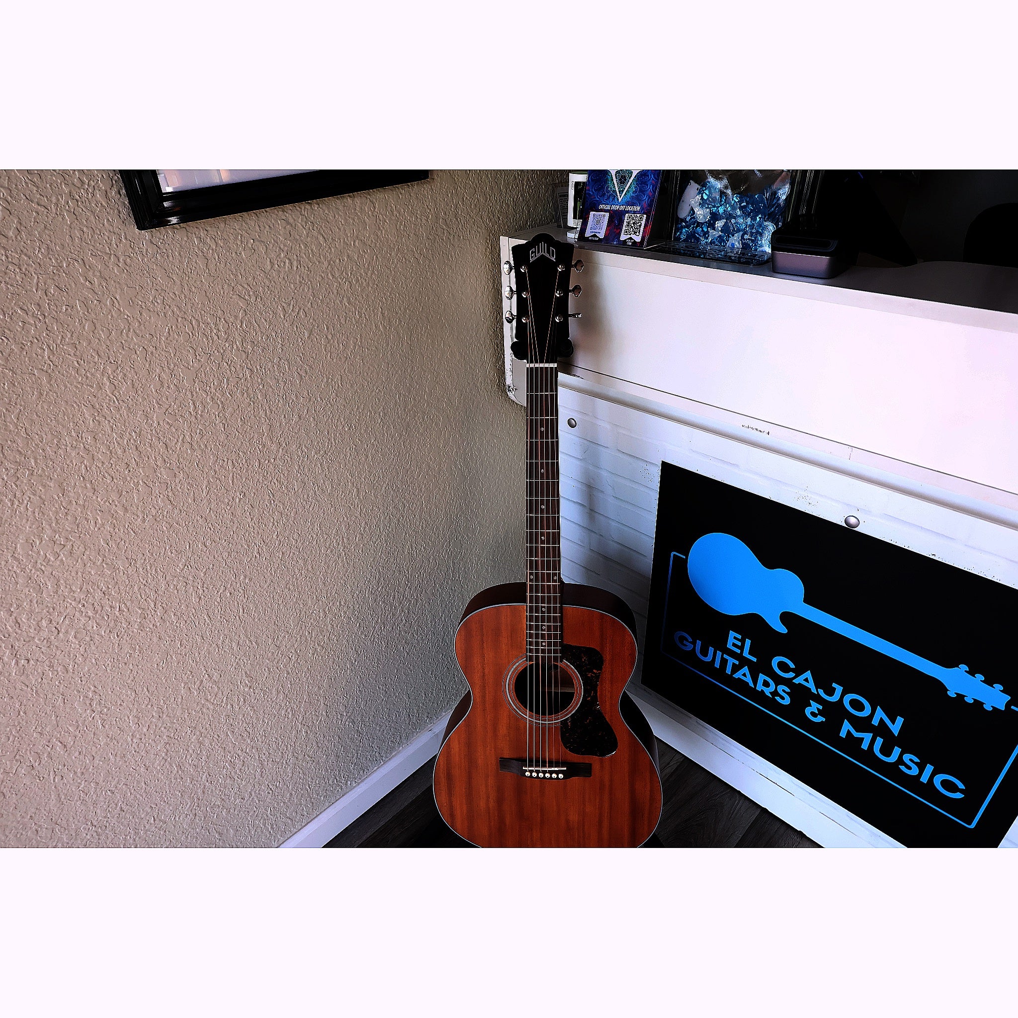 Guild OM-320 NAT Solid Top Orchestra Acoustic Guitar
