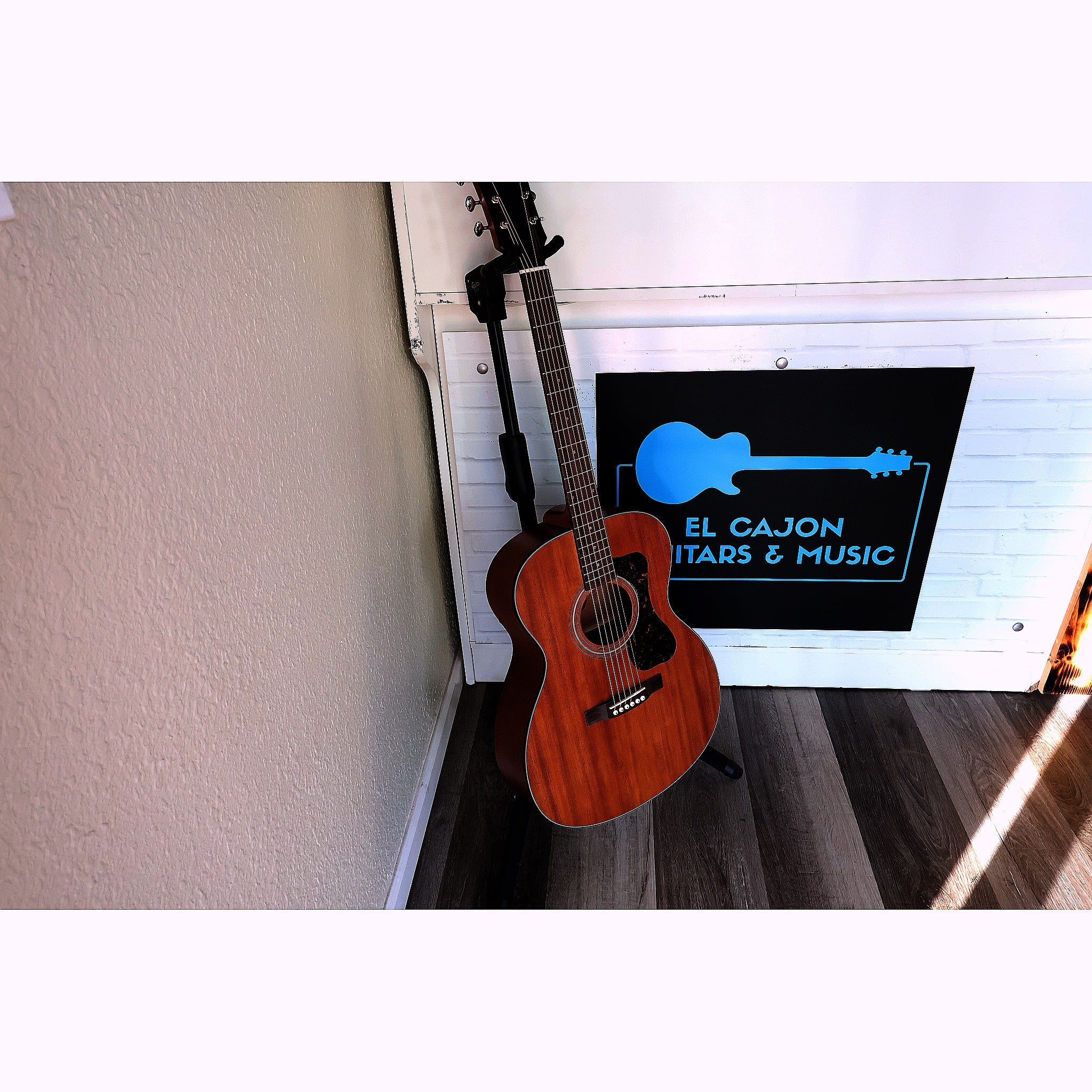 Guild OM-320 NAT Solid Top Orchestra Acoustic Guitar