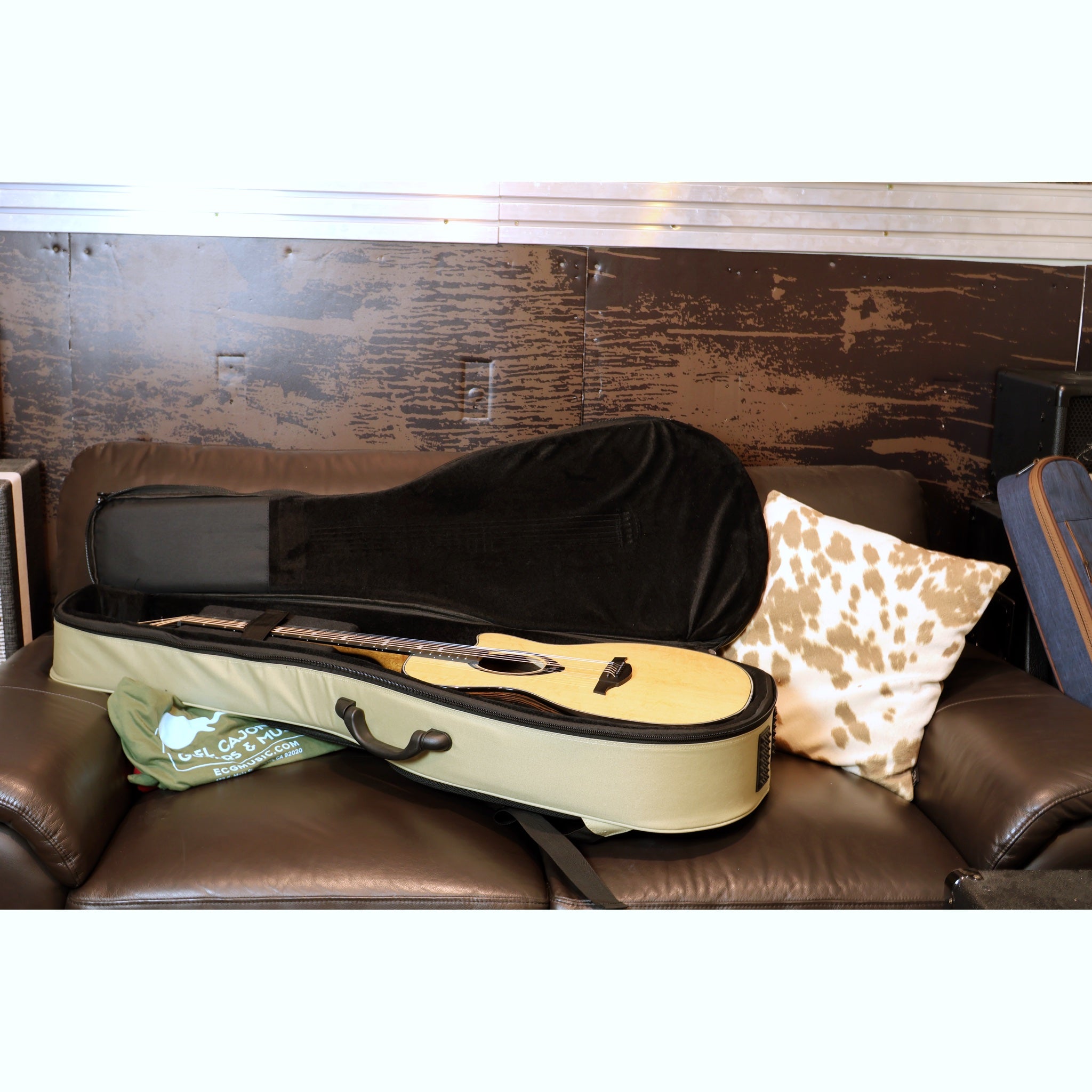 Lag Hyvibe 50 Auditorium Bevel Cutaway Gloss GLH HV50ACE