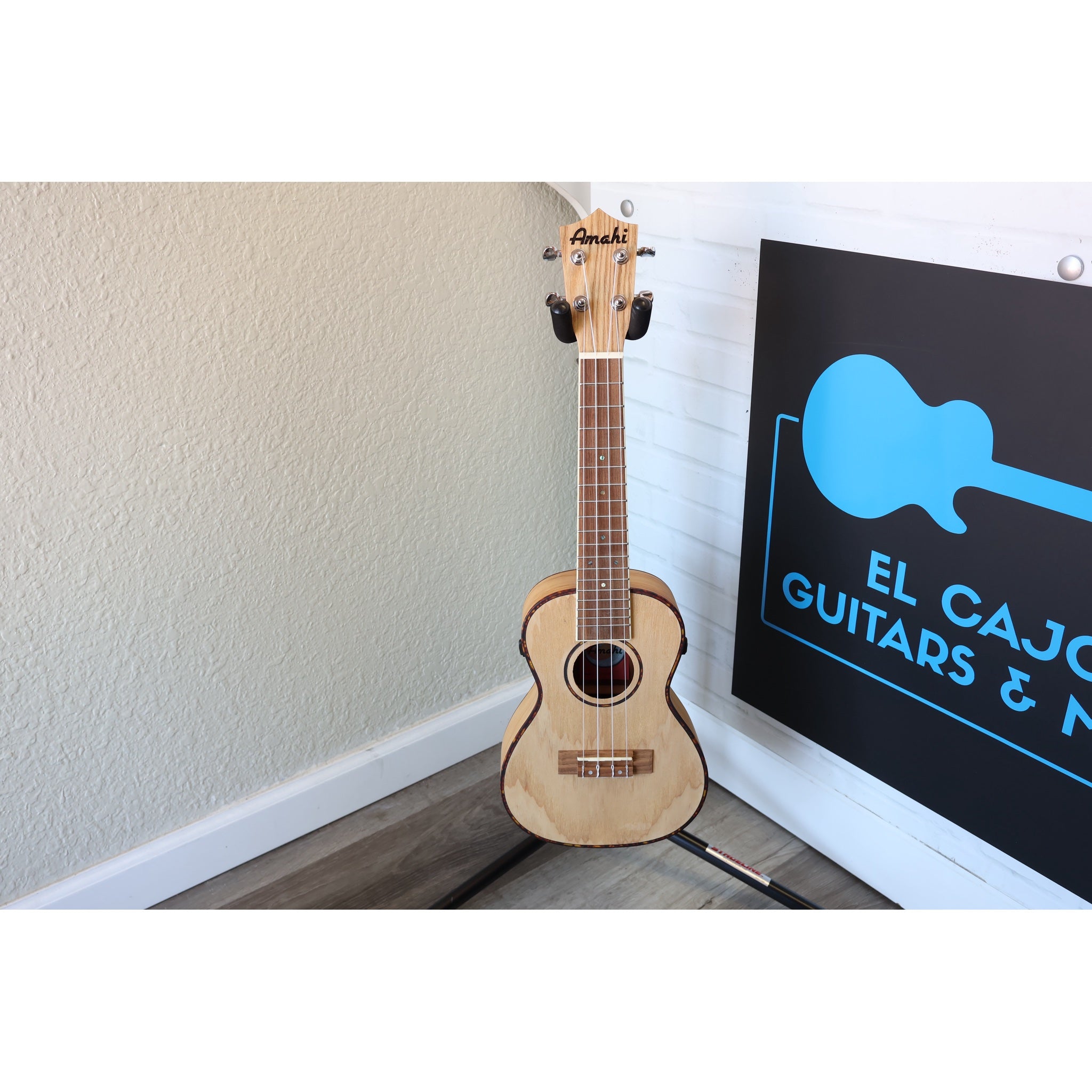 Amahi UK880C Classic Series Concert Ukulele Quilted Ash
