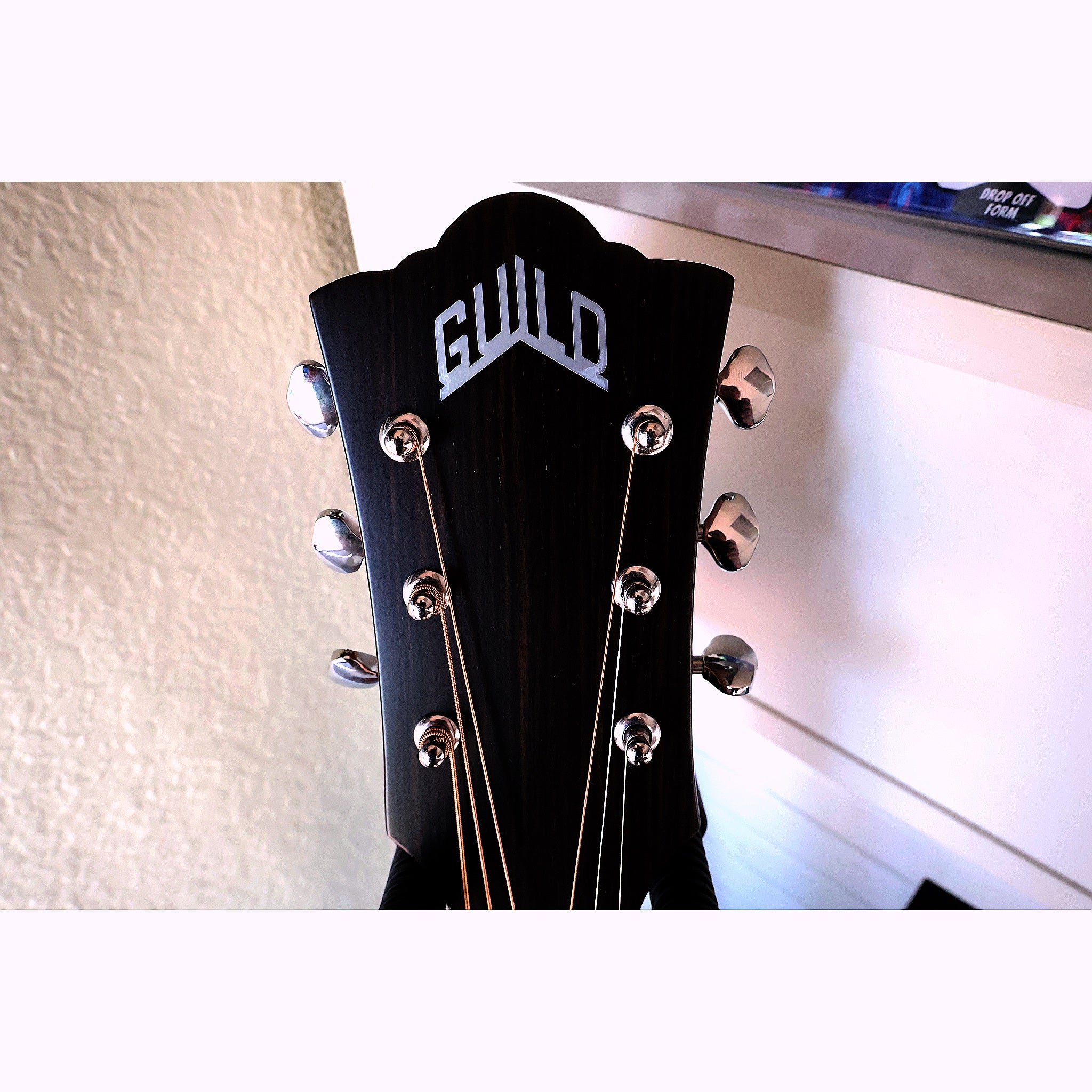 Guild OM-320 NAT Solid Top Orchestra Acoustic Guitar