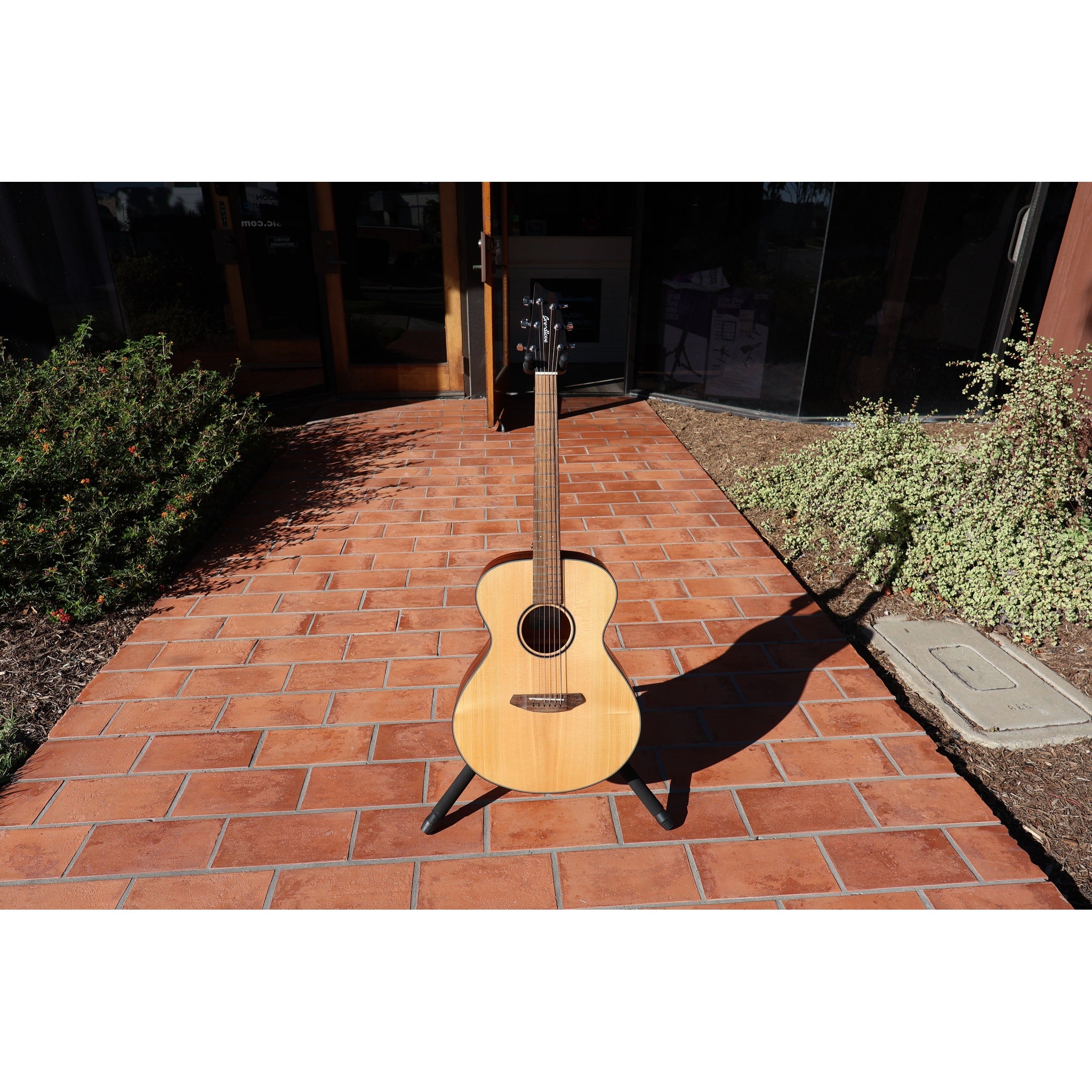 Breedlove Discovery S Concert Acoustic-Electric Guitar – Natural Satin
