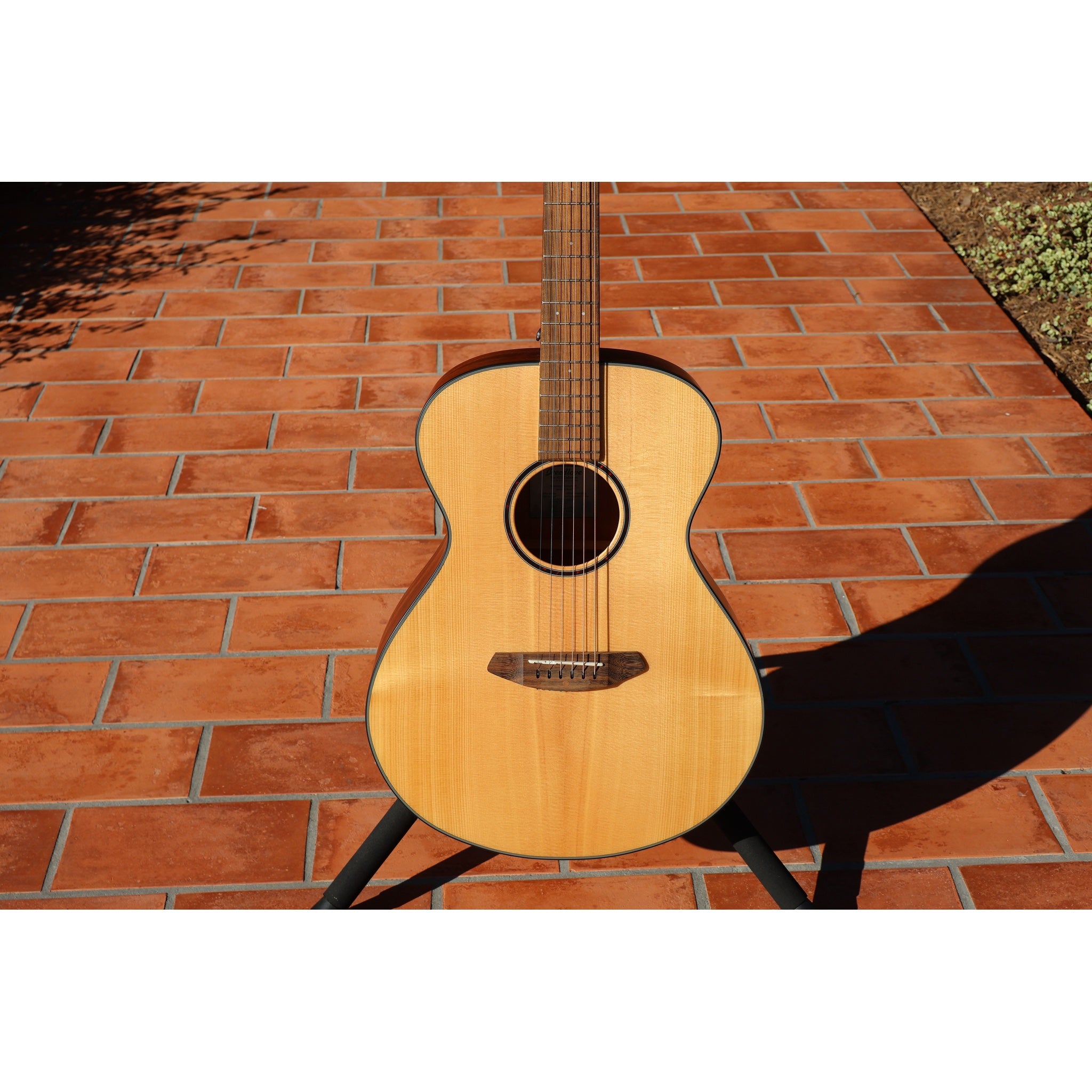 Breedlove Discovery S Concert Acoustic-Electric Guitar – Natural Satin