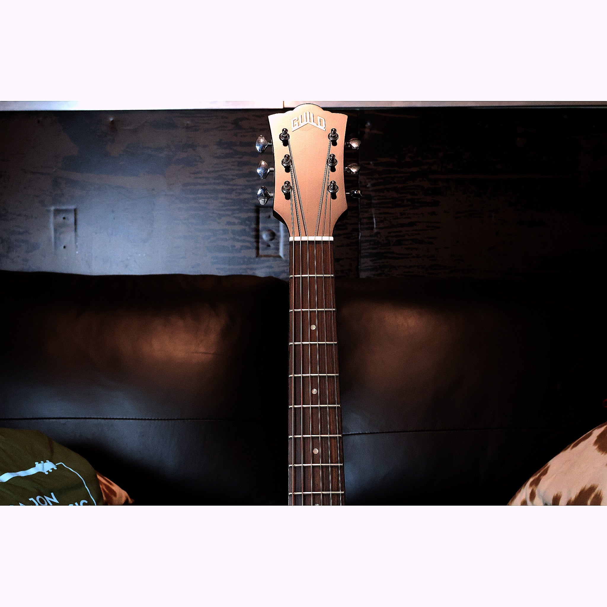 Guild OM-320 NAT Solid Top Orchestra Acoustic Guitar
