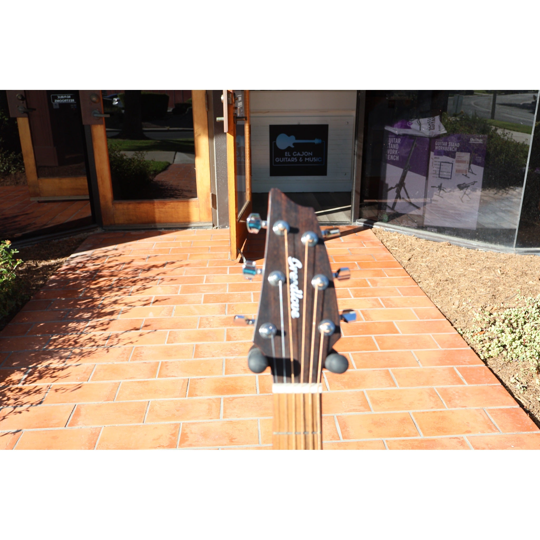 Breedlove Discovery S Concert Acoustic-Electric Guitar – Natural Satin