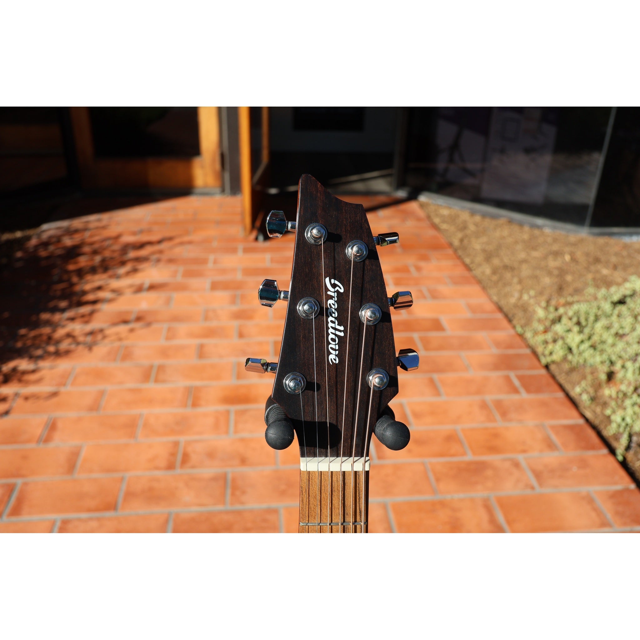 Breedlove Discovery S Concert Acoustic-Electric Guitar – Natural Satin