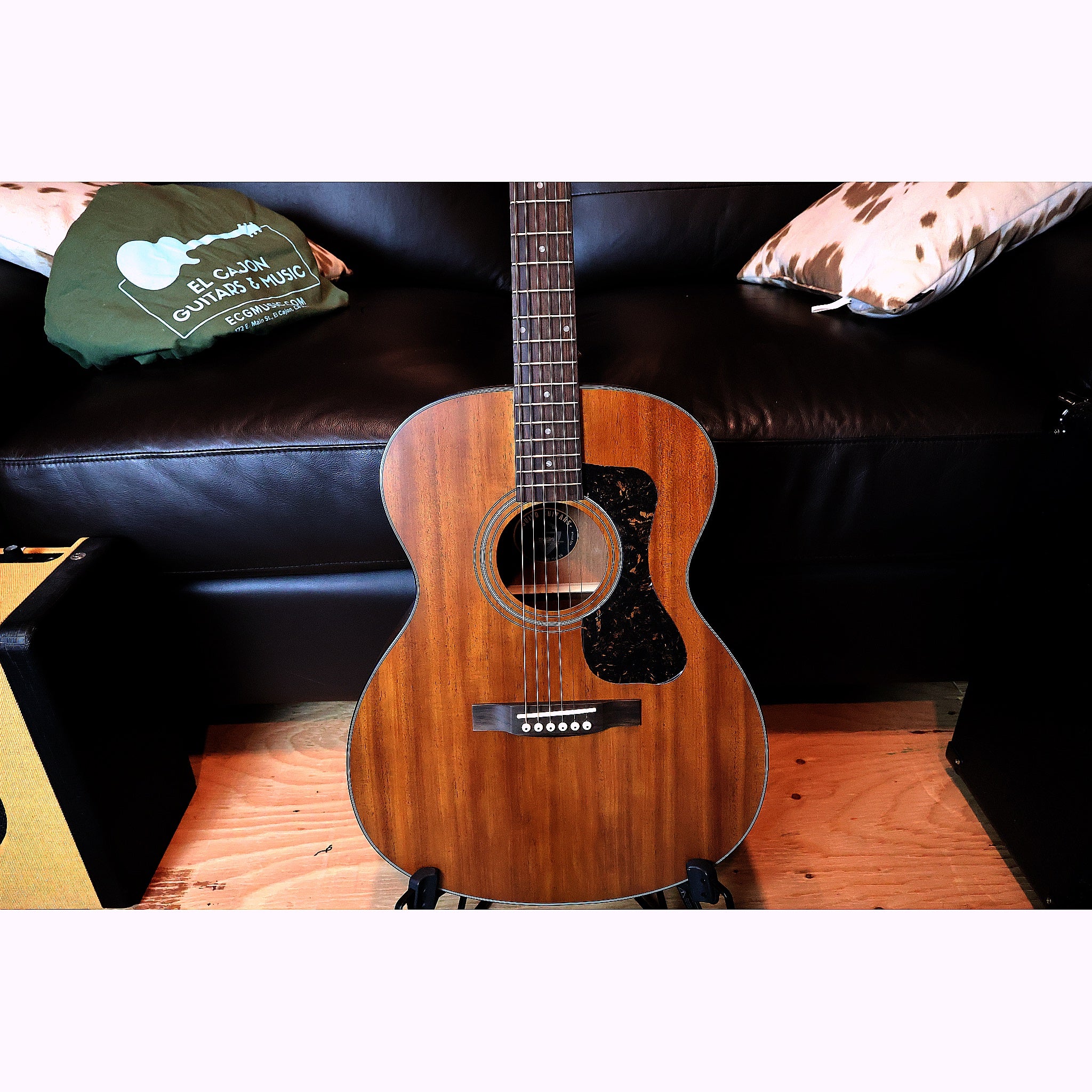 Guild OM-320 NAT Solid Top Orchestra Acoustic Guitar