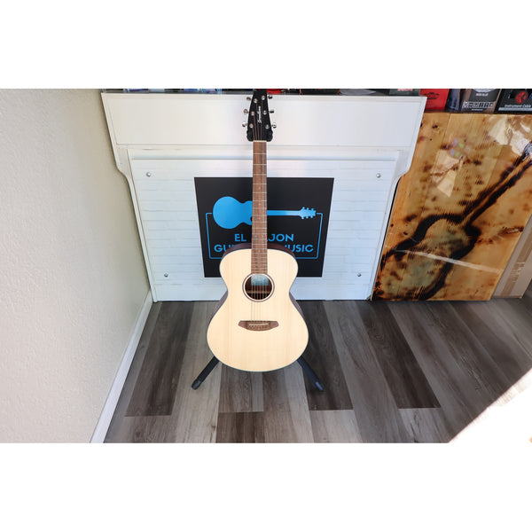 Breedlove Discovery S Concert Acoustic-Electric Guitar – Natural Satin