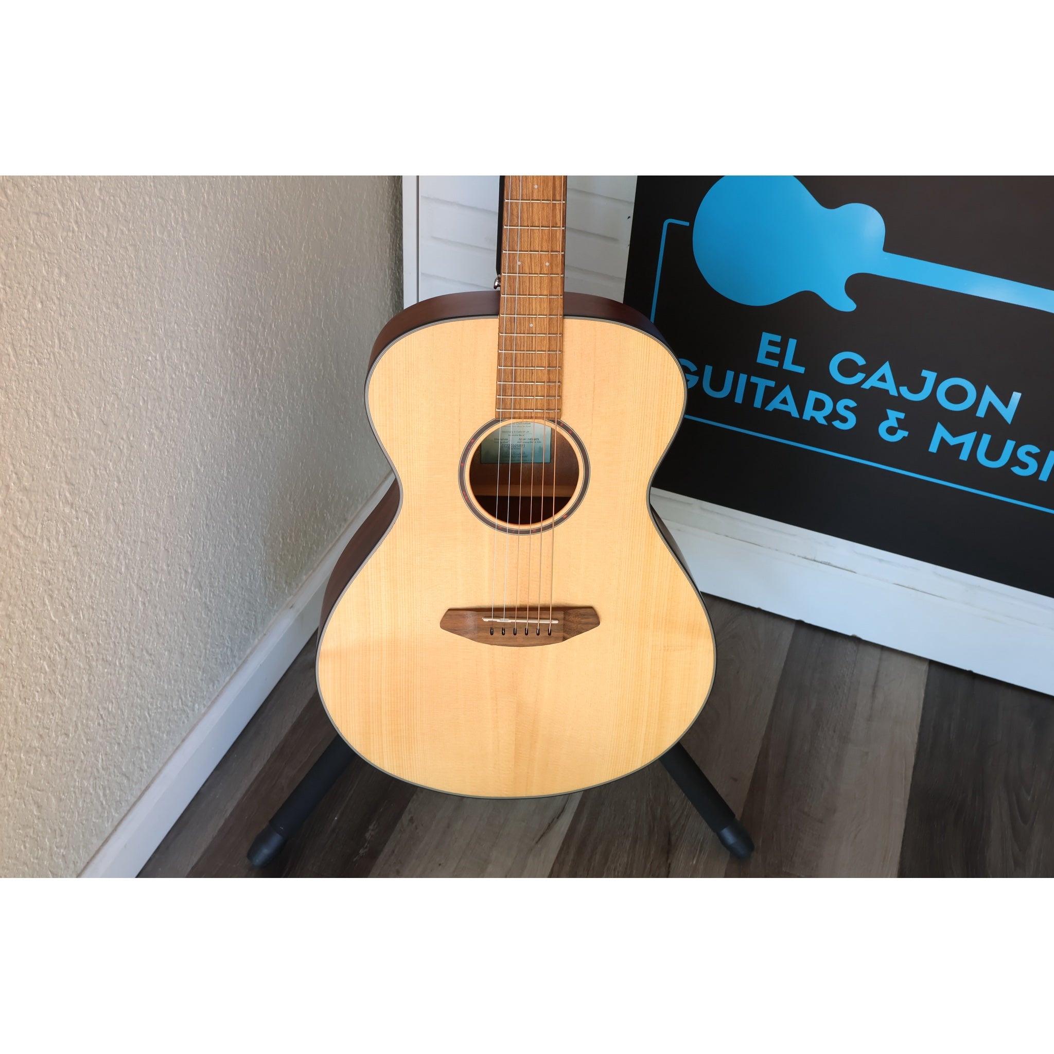 Breedlove Discovery S Concert Acoustic-Electric Guitar – Natural Satin