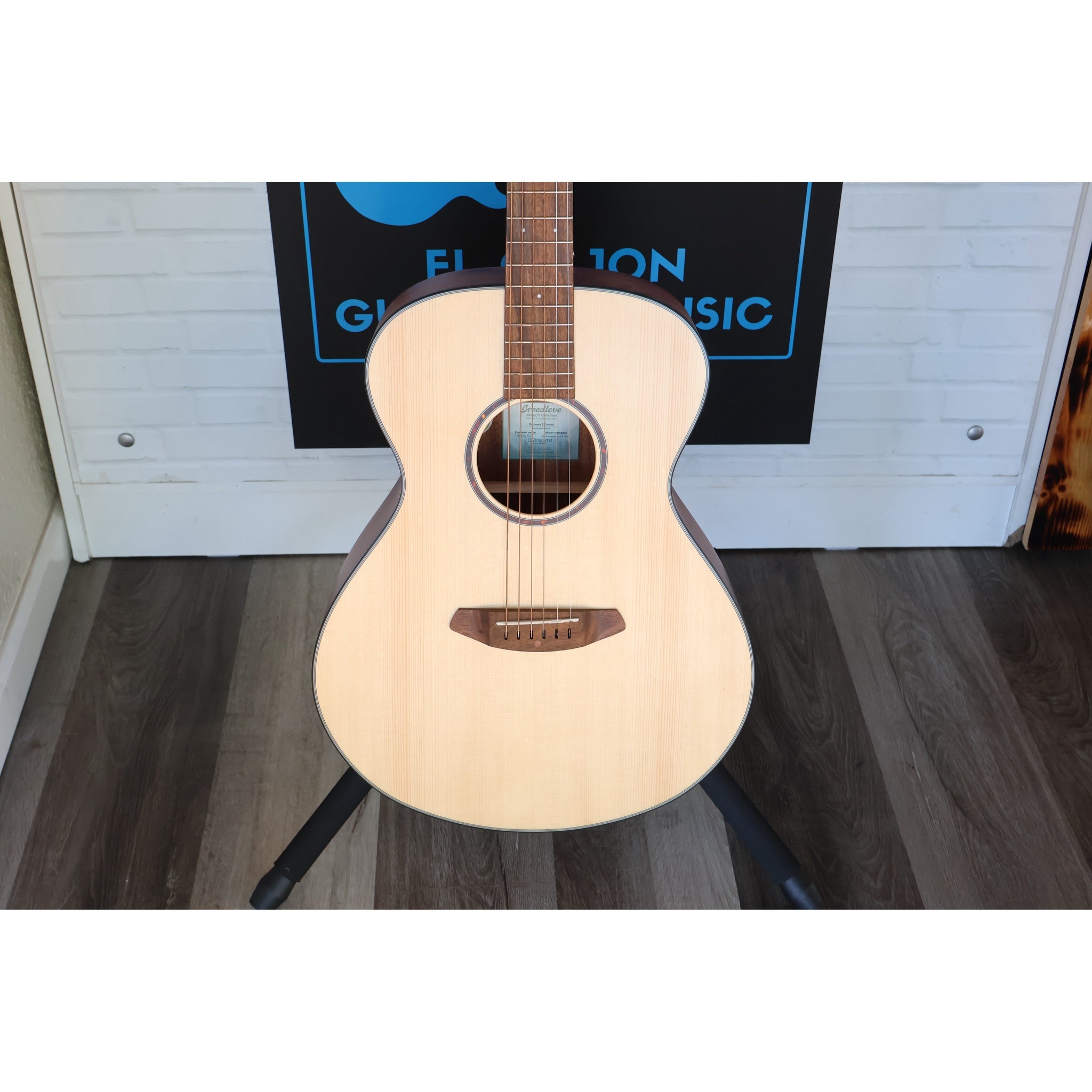 Breedlove Discovery S Concert Acoustic-Electric Guitar – Natural Satin