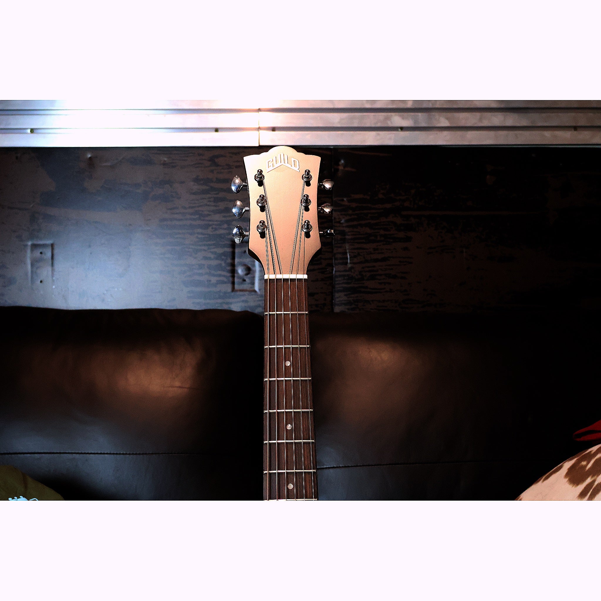 Guild OM-320 NAT Solid Top Orchestra Acoustic Guitar