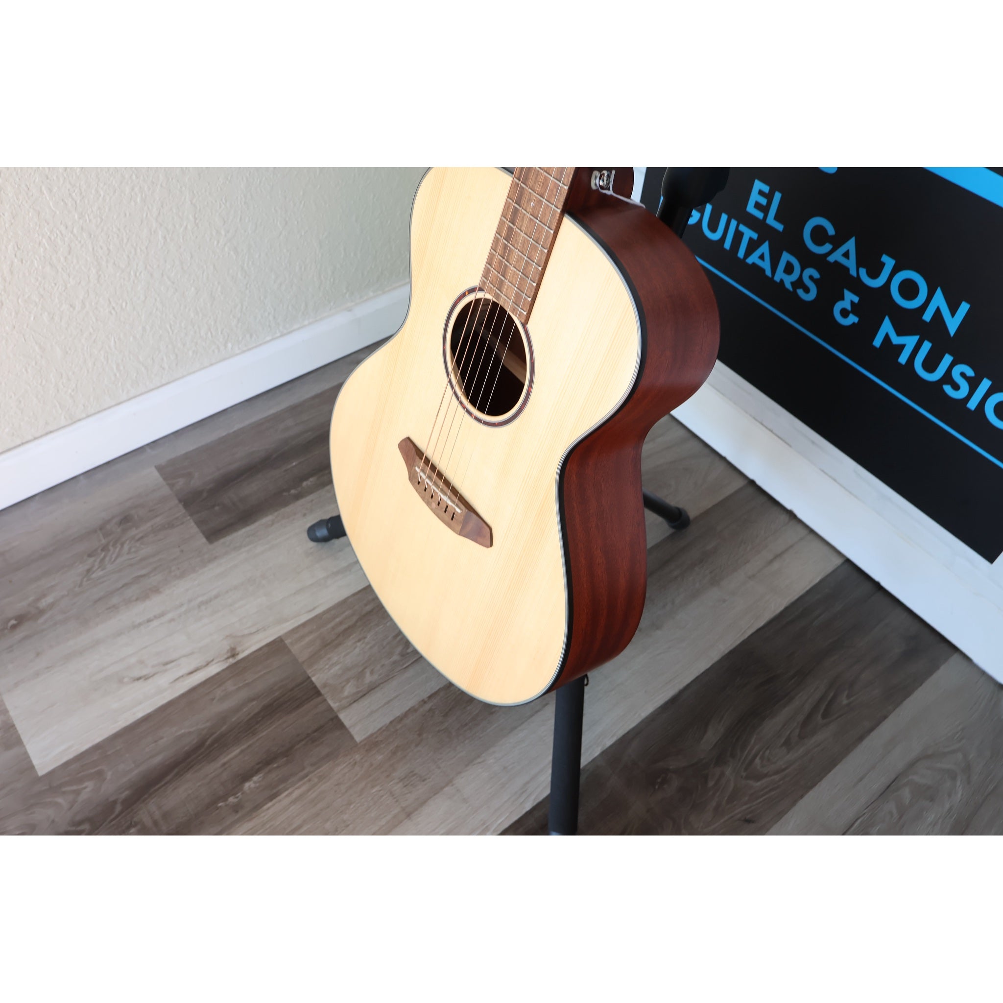 Breedlove Discovery S Concert Acoustic-Electric Guitar – Natural Satin