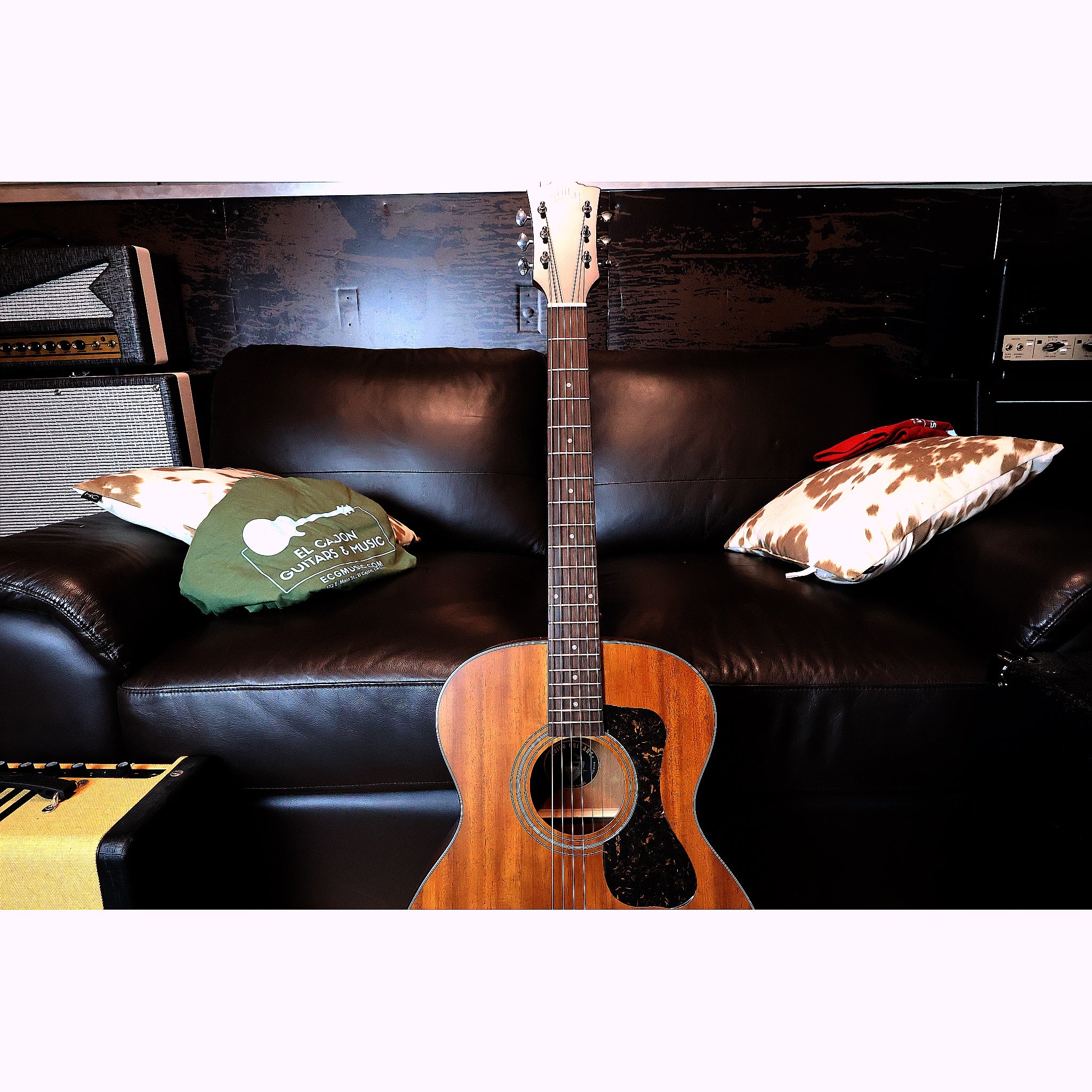 Guild OM-320 NAT Solid Top Orchestra Acoustic Guitar