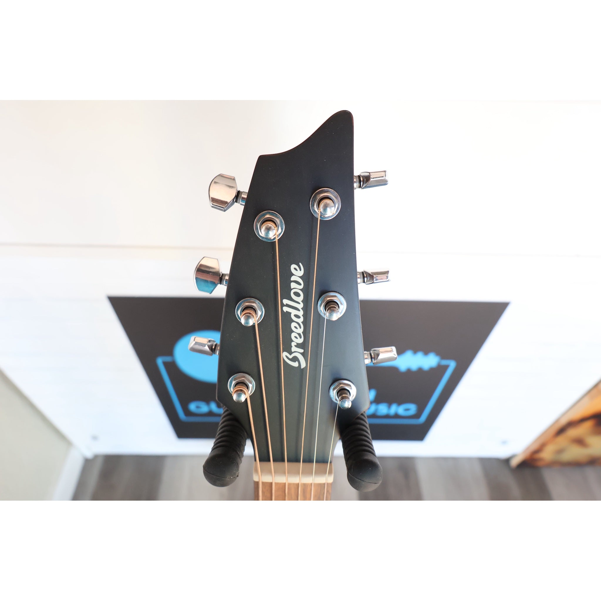 Breedlove Discovery S Concert Acoustic-Electric Guitar – Natural Satin