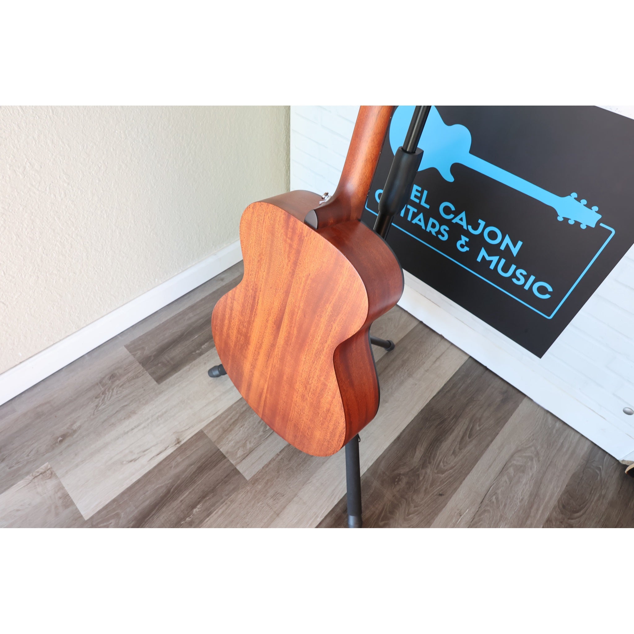Breedlove Discovery S Concert Acoustic-Electric Guitar – Natural Satin