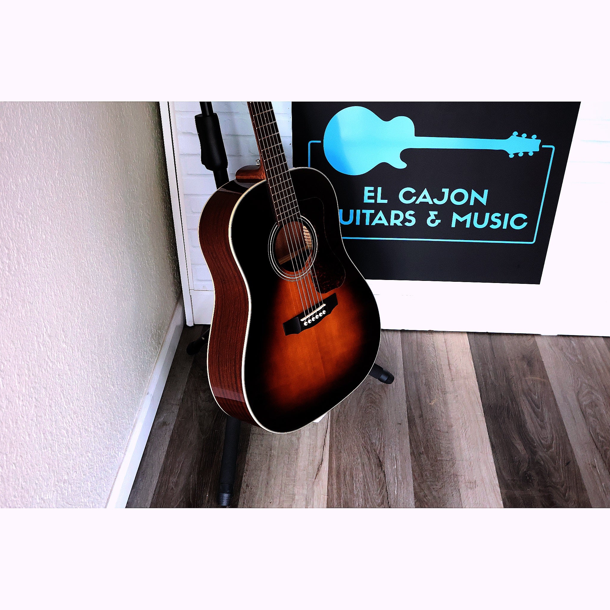 Guild DS-240 Memoir Vintage Sunburst Slope Shoulder Acoustic
