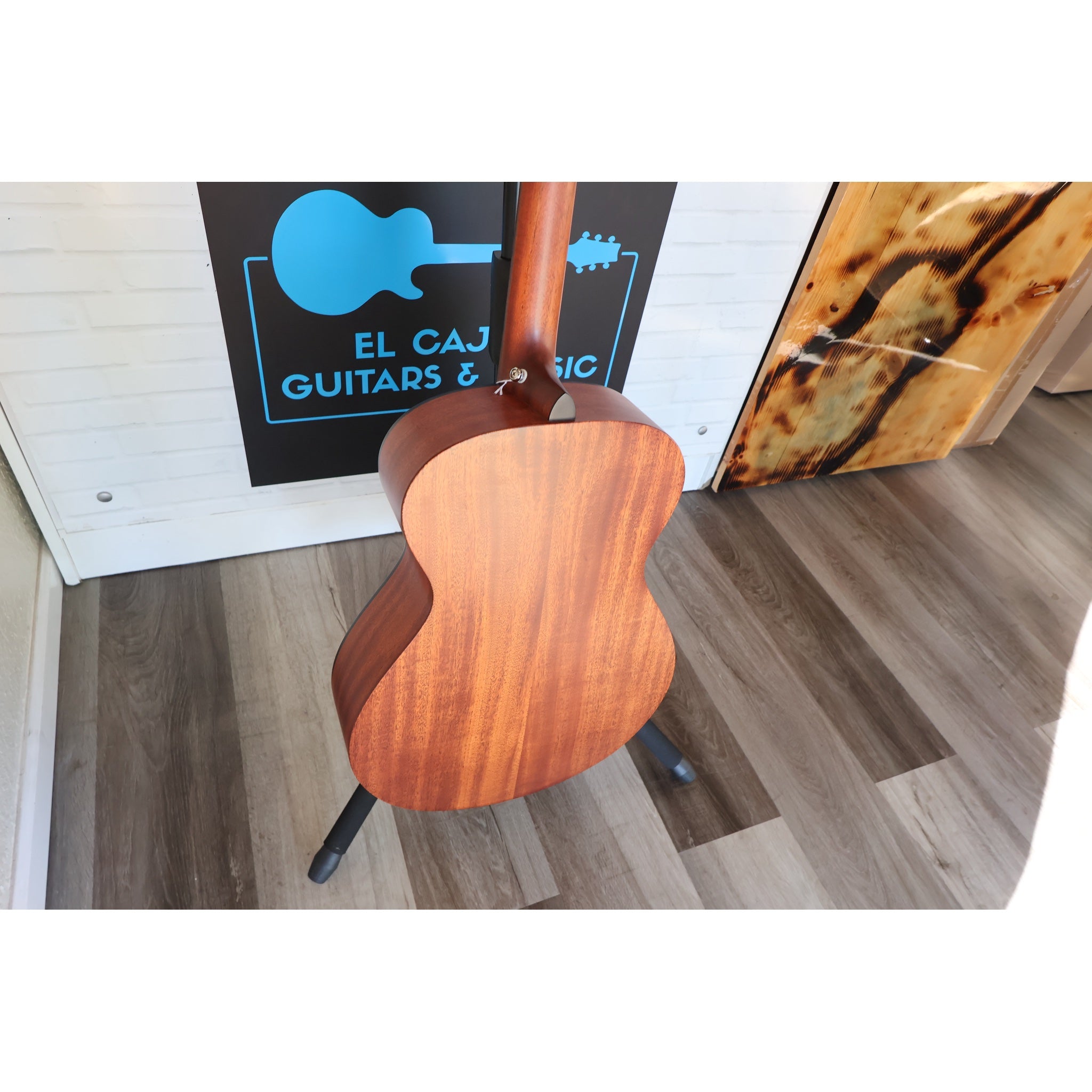 Breedlove Discovery S Concert Acoustic-Electric Guitar – Natural Satin