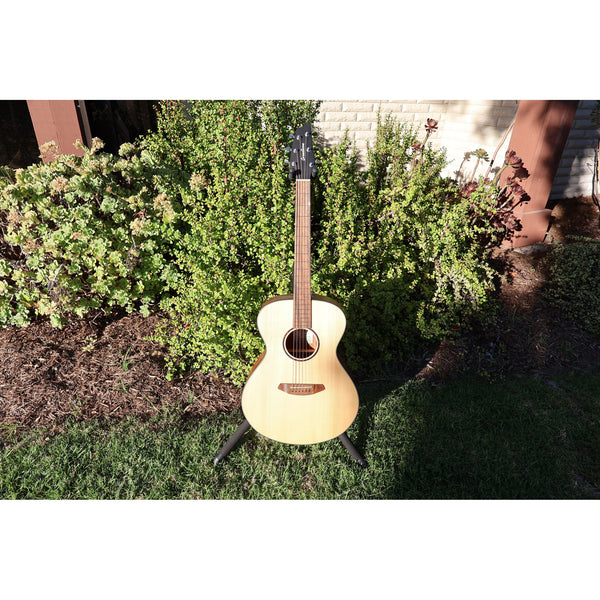 Breedlove Discovery S Concert Acoustic-Electric Guitar – Natural Satin