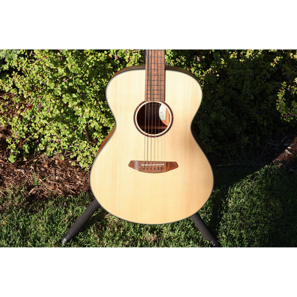 Breedlove Discovery S Concert Acoustic-Electric Guitar – Natural Satin