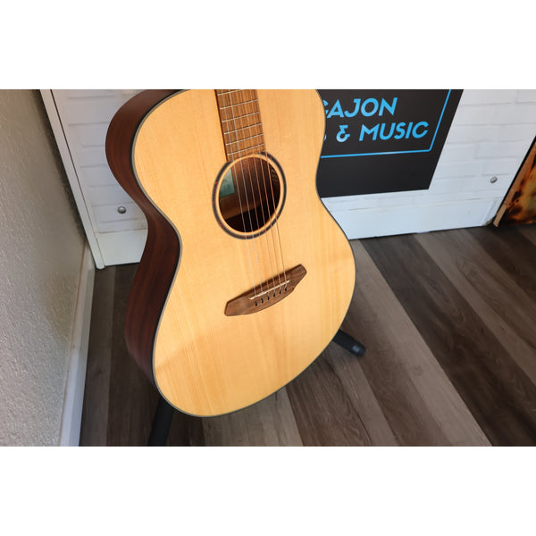 Breedlove Discovery S Concert Acoustic-Electric Guitar – Natural Satin
