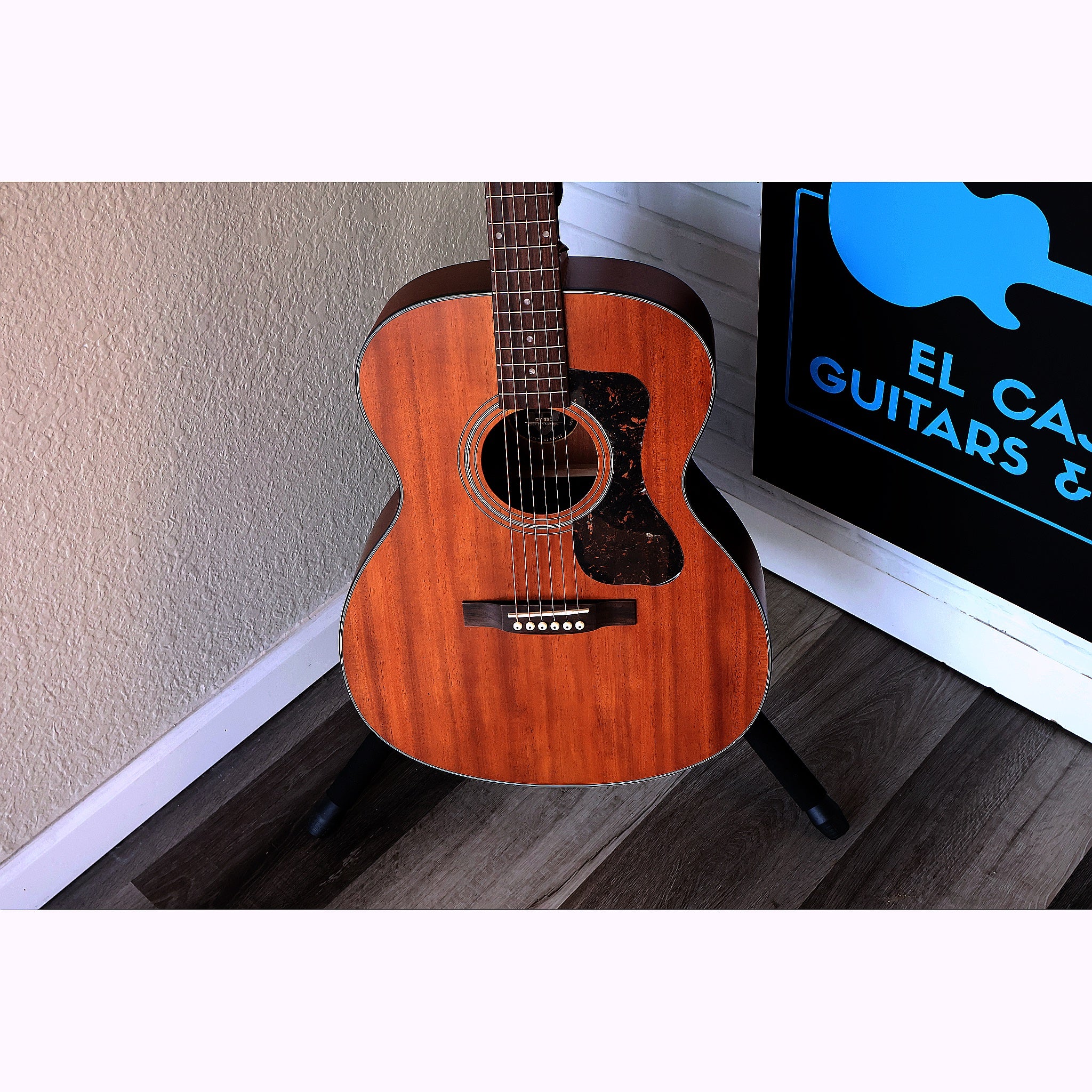Guild OM-320 NAT Solid Top Orchestra Acoustic Guitar
